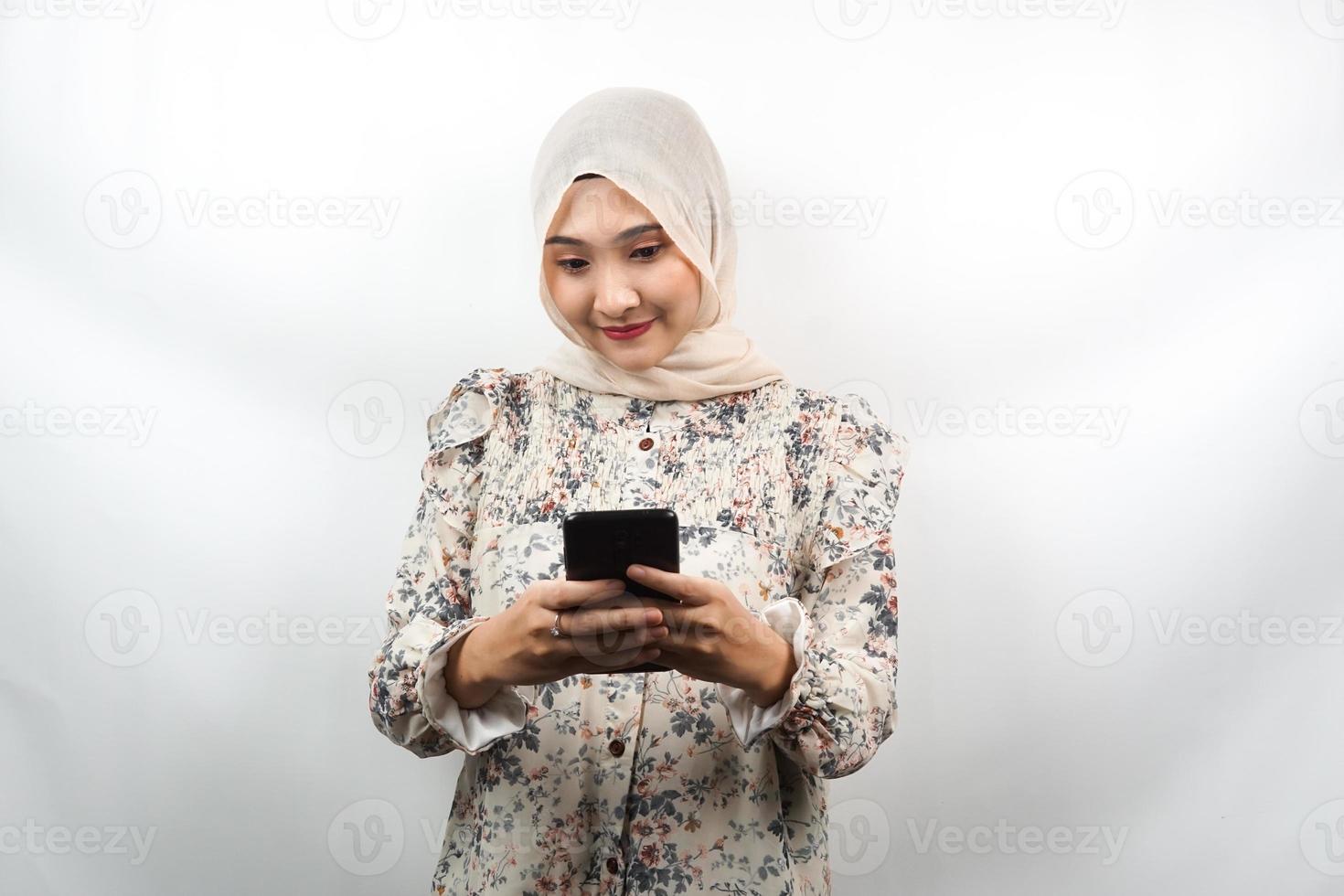 bella asiatica giovane donna musulmana che tiene smartphone isolato su sfondo bianco foto