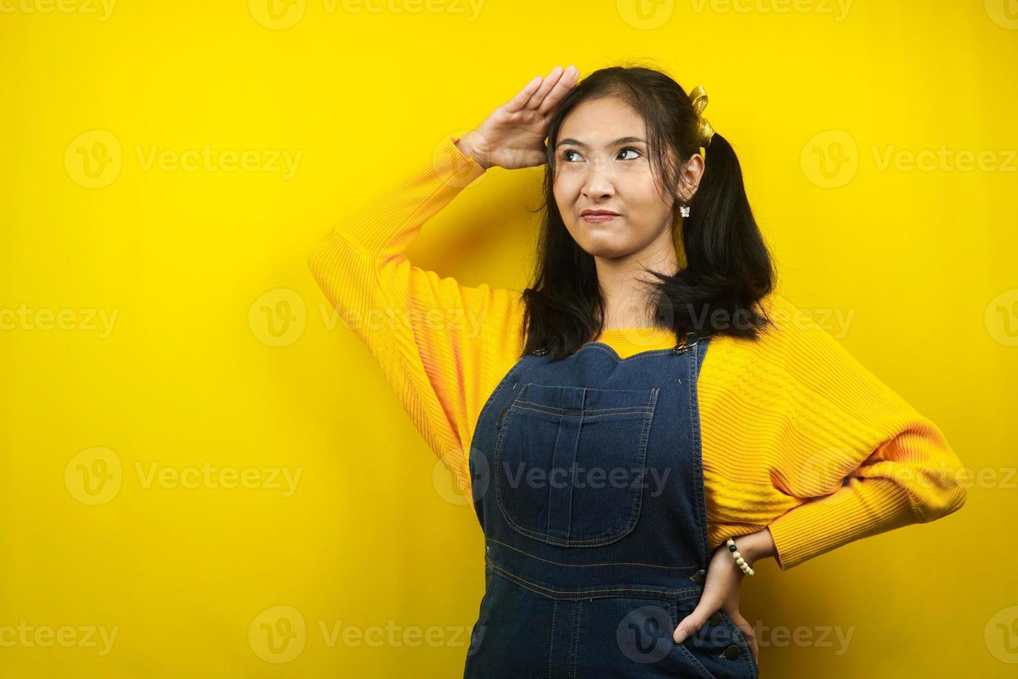 bella e carina giovane donna stress, depressione, vertigini, sentirsi sconvolta, arrabbiata, insoddisfatta, isolata foto