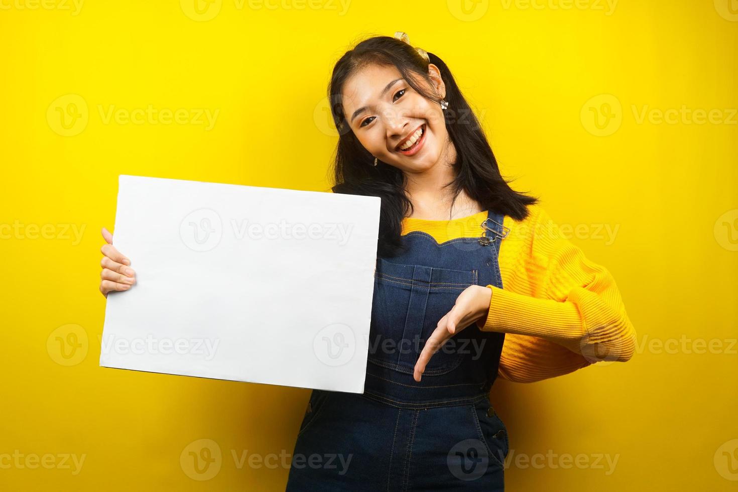 bella e carina giovane donna allegra che tiene in mano un banner vuoto vuoto, cartello, lavagna bianca, cartello bianco, cartellone pubblicitario bianco, presentando qualcosa nello spazio della copia, promozione foto