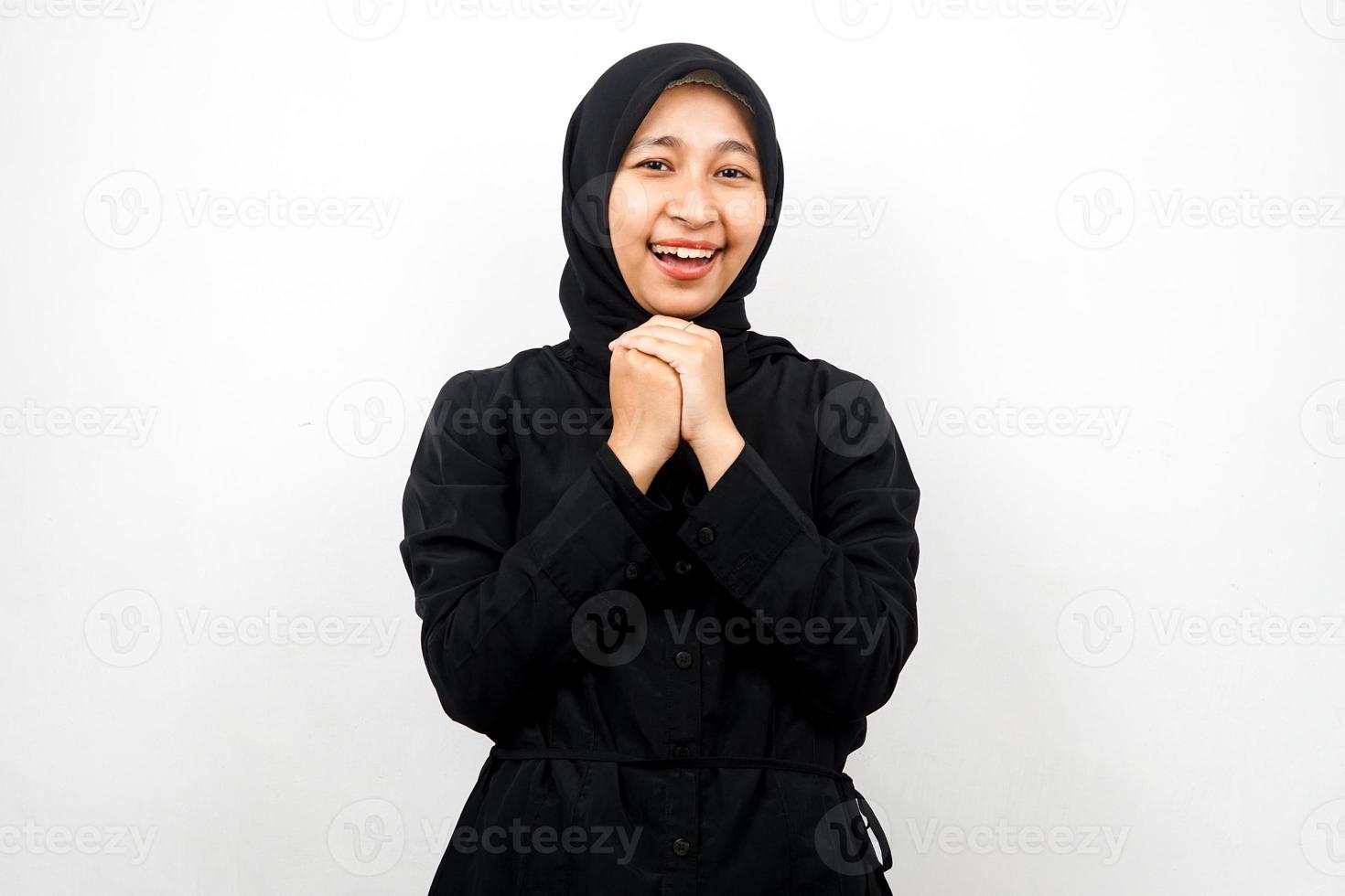 bella giovane donna musulmana asiatica scioccata, sorpresa, espressione wow, mano che tiene smartphone con schermo bianco o vuoto, promozione dell'app, promozione del prodotto, presentazione di qualcosa, isolato foto