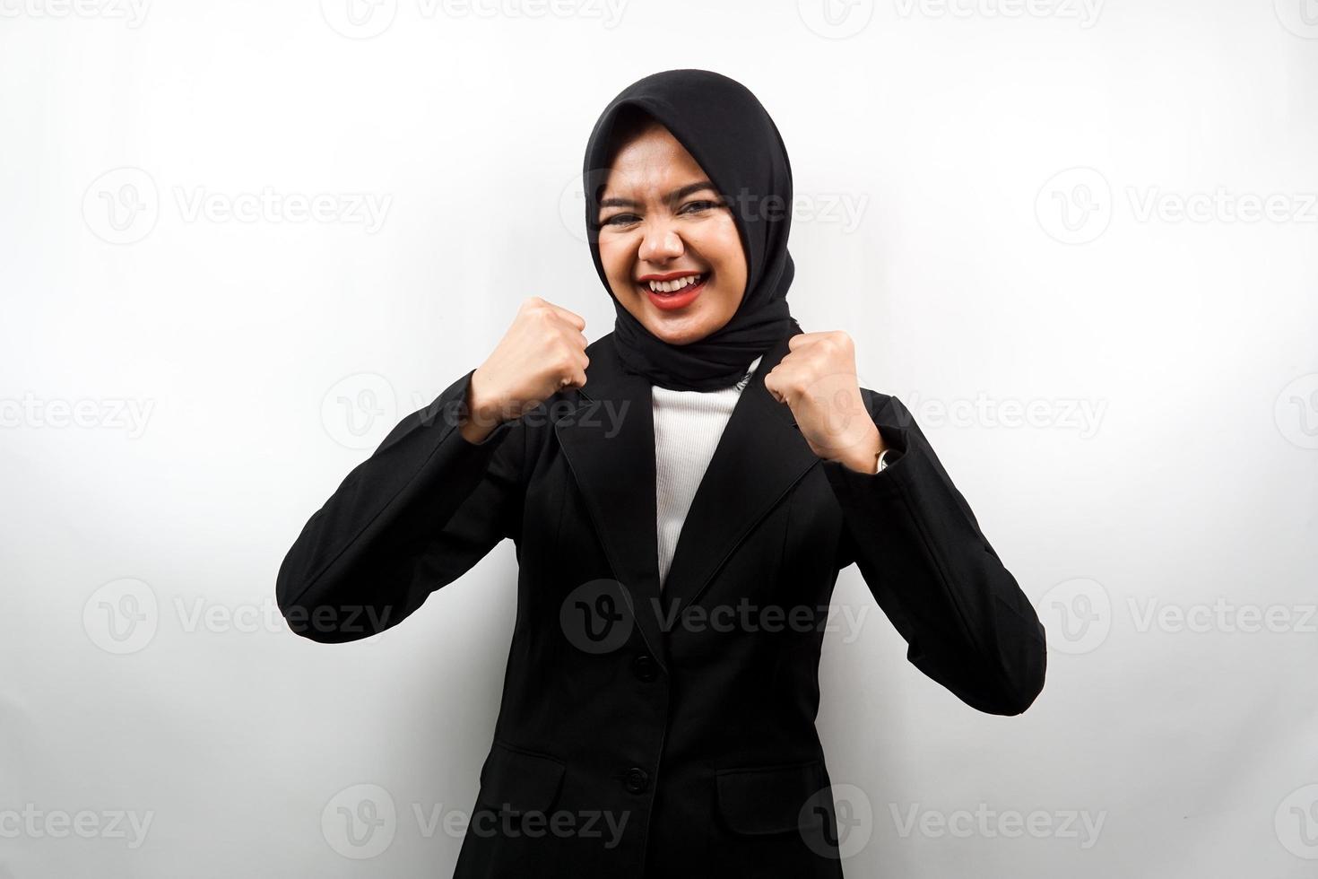 bella giovane donna d'affari musulmana asiatica sorridente sicura di sé, entusiasta e allegra con le mani serrate, segno di successo, pugni, combattimento, non paura, isolato su sfondo bianco foto