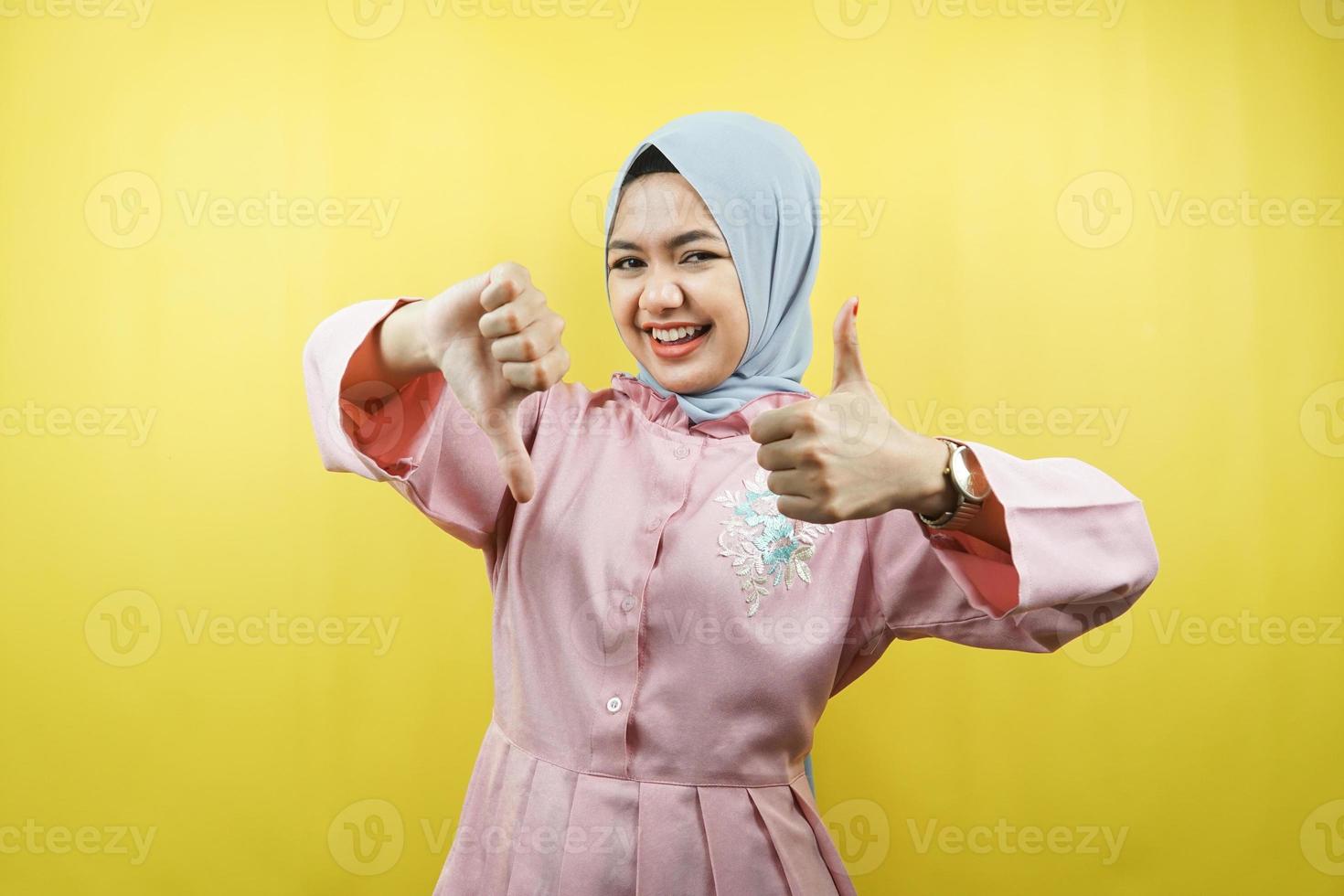 bella giovane donna musulmana con il pollice in alto, mi piace o non mi piace, buono o cattivo, isolato foto