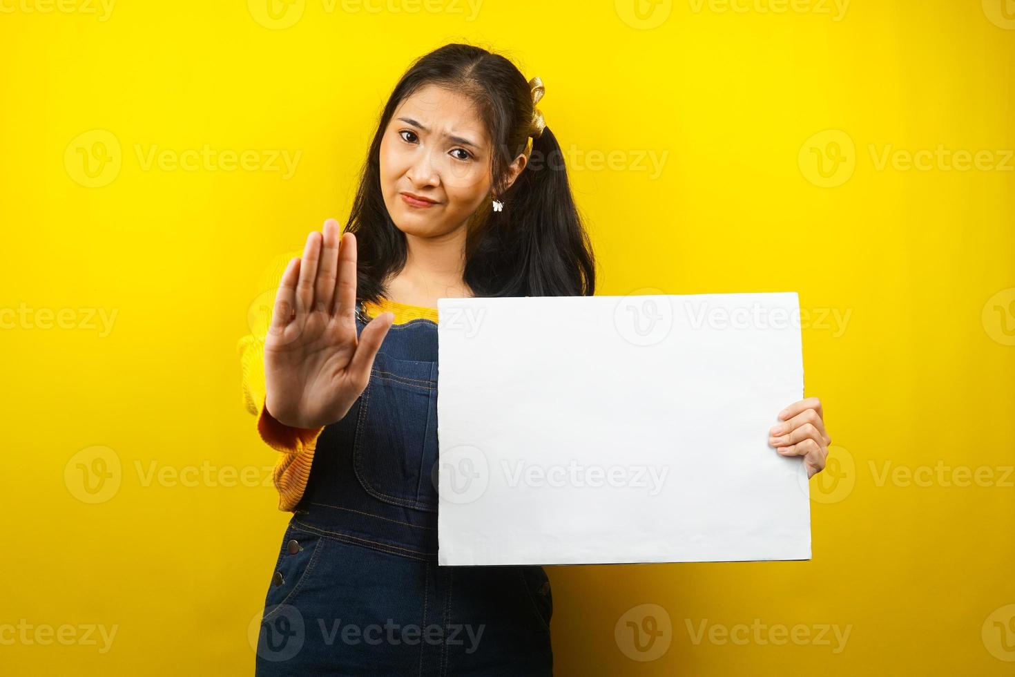 bella e carina giovane donna seria, mano che tiene striscione vuoto vuoto, cartello, lavagna bianca, cartello bianco, cartellone pubblicitario bianco, presentando qualcosa nello spazio della copia, promozione foto