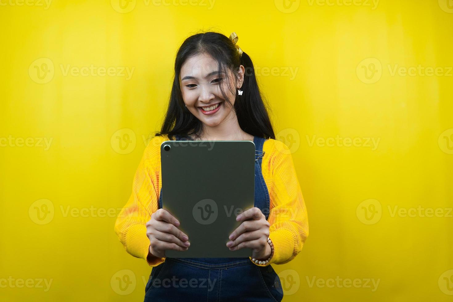 bella e carina giovane donna allegra, sicura di sé, tablet che tiene la mano, presentando qualcosa, promuovendo prodotto, pubblicità, isolata foto