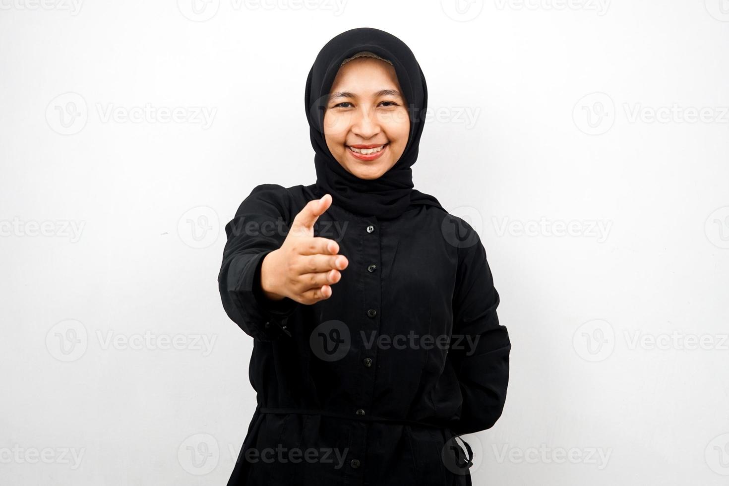 bella giovane donna musulmana asiatica sorridente con fiducia, con le mani che stringono la macchina fotografica, segno di cooperazione con le mani, segno di accordo con la mano, segno di amicizia con la mano, isolato su sfondo bianco foto