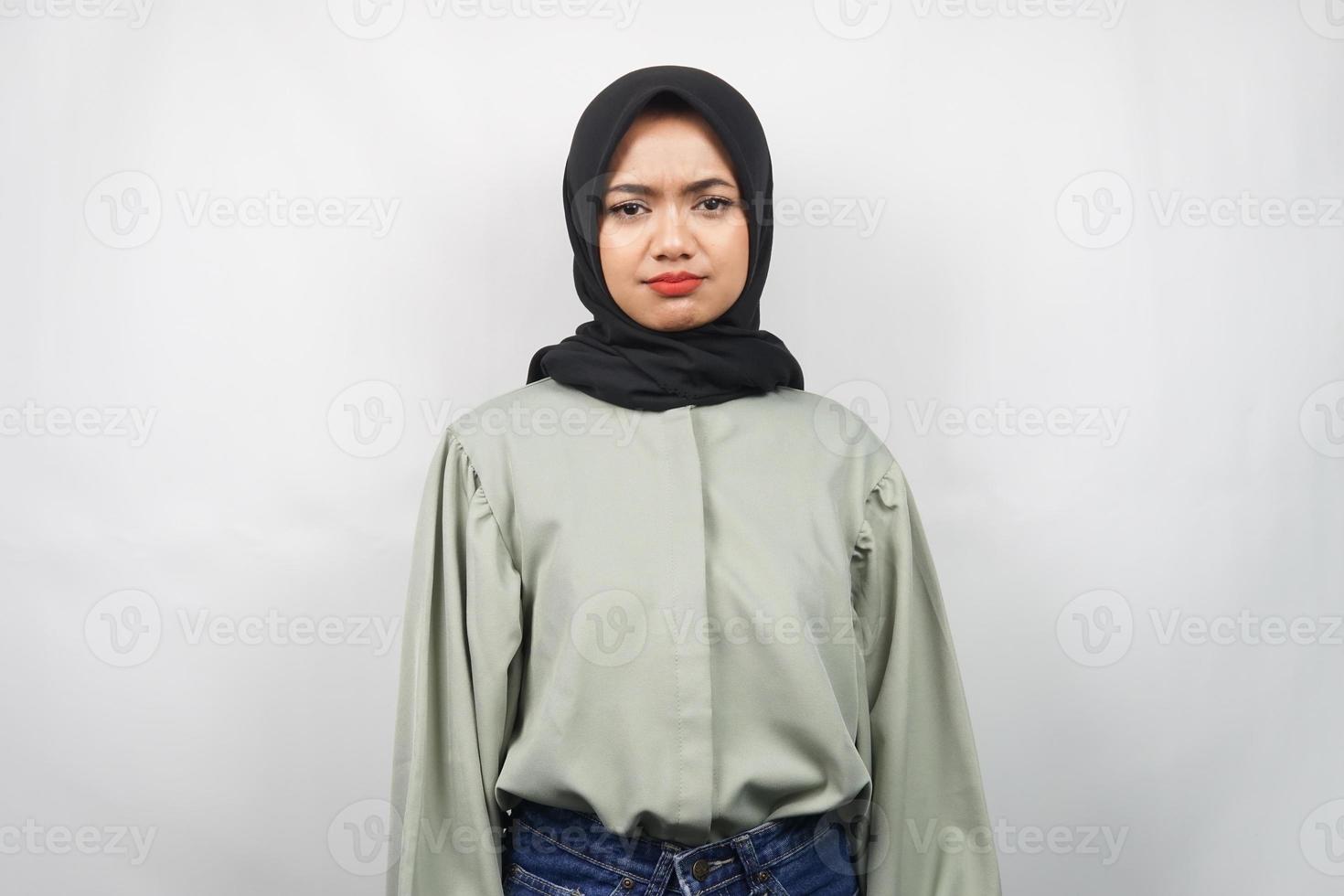 bella giovane donna musulmana asiatica imbronciata, triste, infelice, isolata su sfondo grigio foto