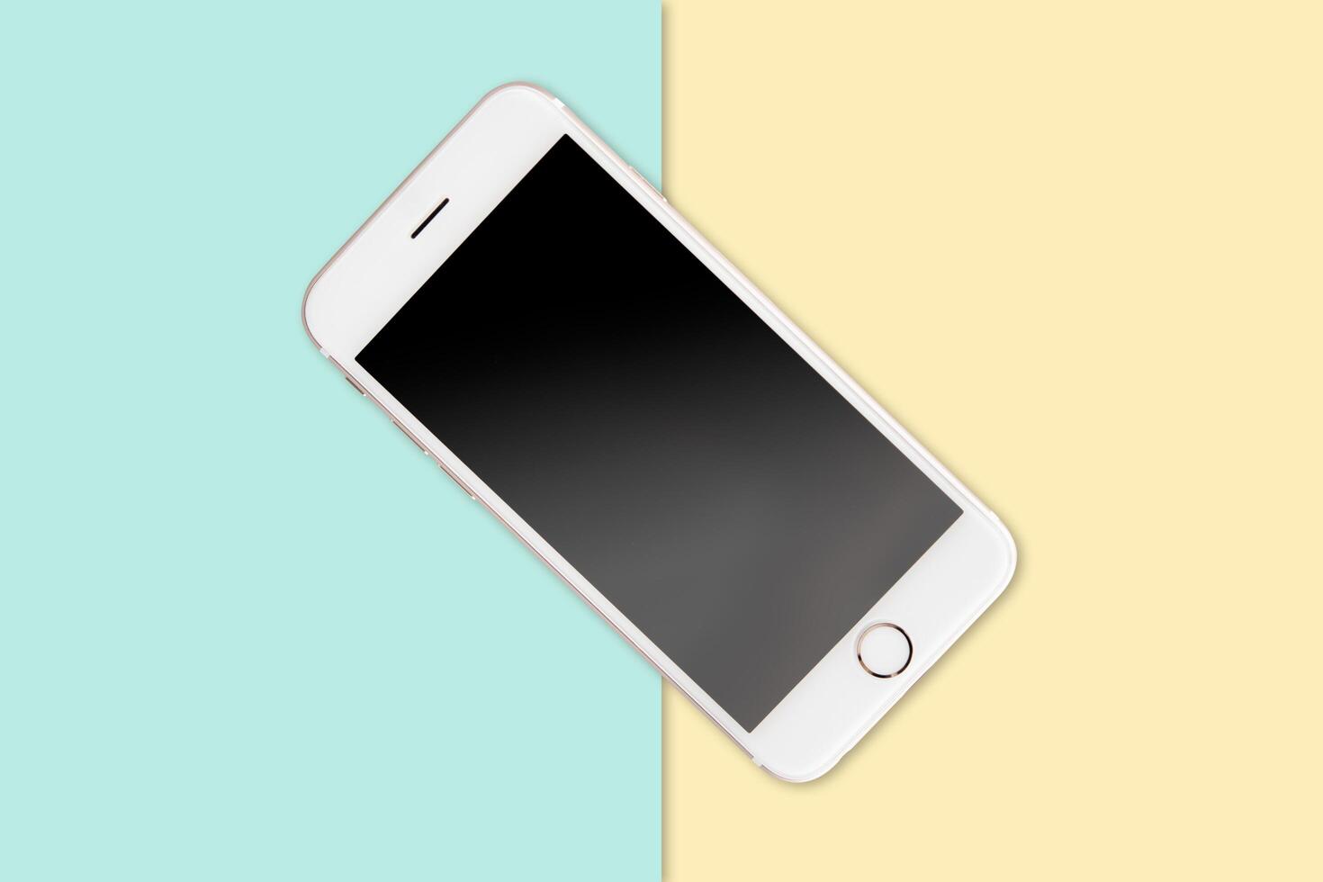 smartphone su sfondo colorato foto