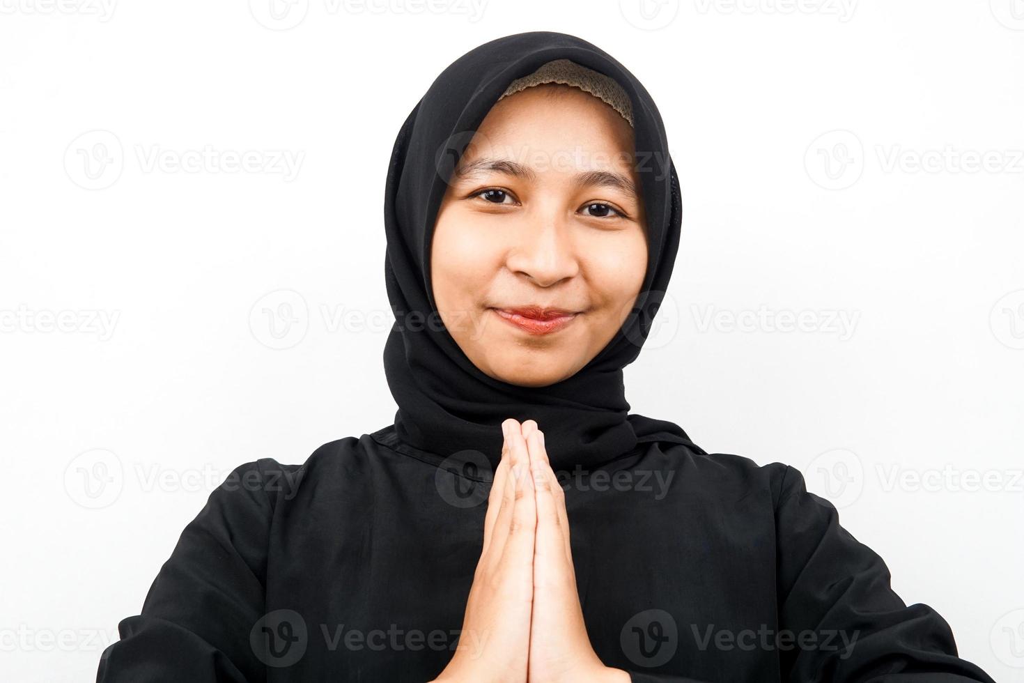 primo piano di bella giovane donna musulmana con le palme insieme, isolata foto