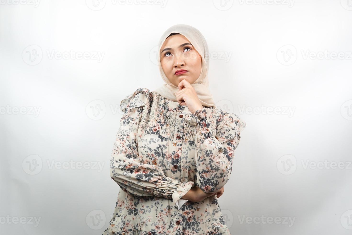 bella giovane donna musulmana asiatica che pensa, cerca idee, cerca soluzioni ai problemi, con le mani che tengono il mento, isolato su sfondo bianco foto