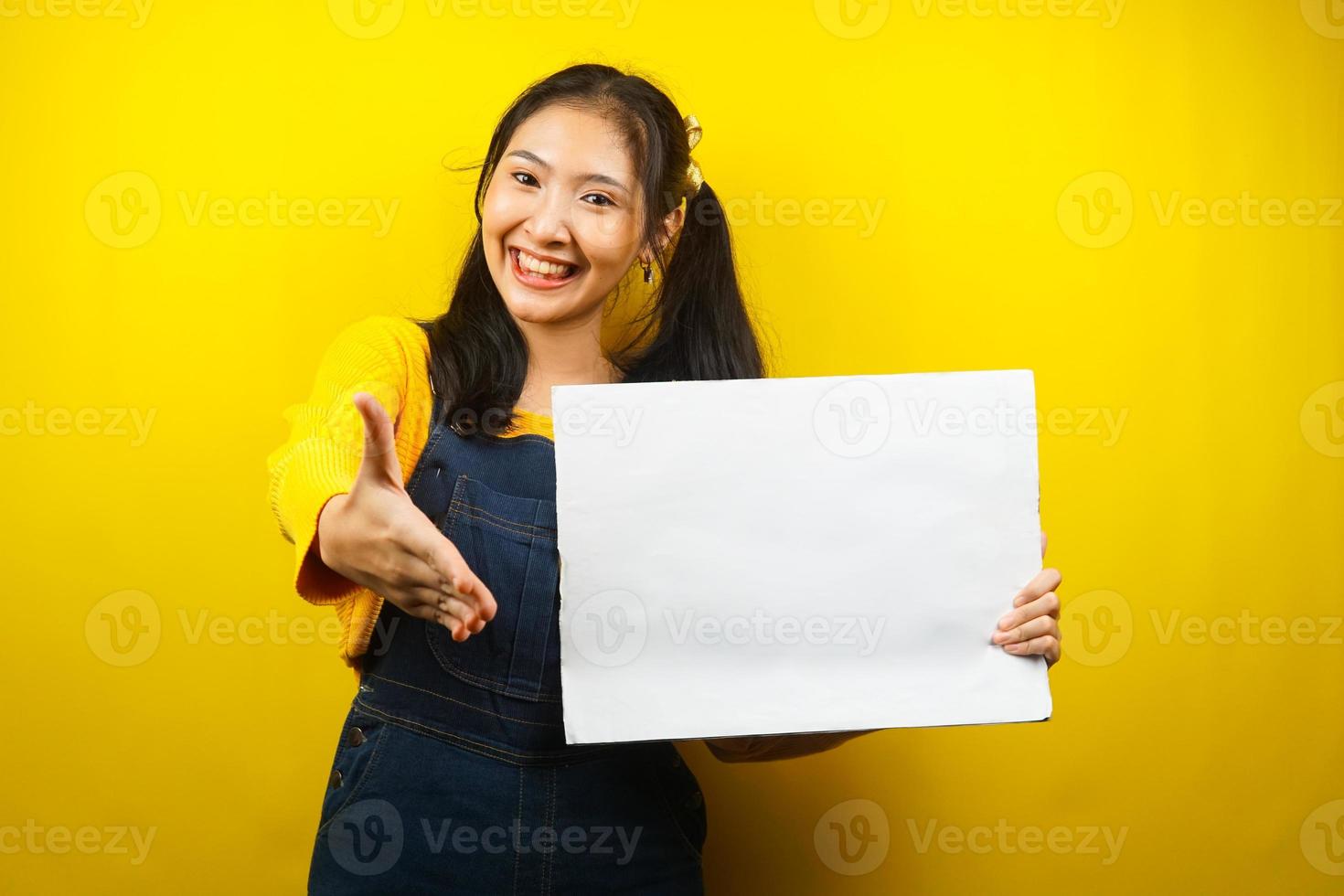 bella e carina giovane donna allegra che tiene in mano un banner vuoto vuoto, cartello, lavagna bianca, cartello bianco, cartellone pubblicitario bianco, presentando qualcosa nello spazio della copia, promozione foto