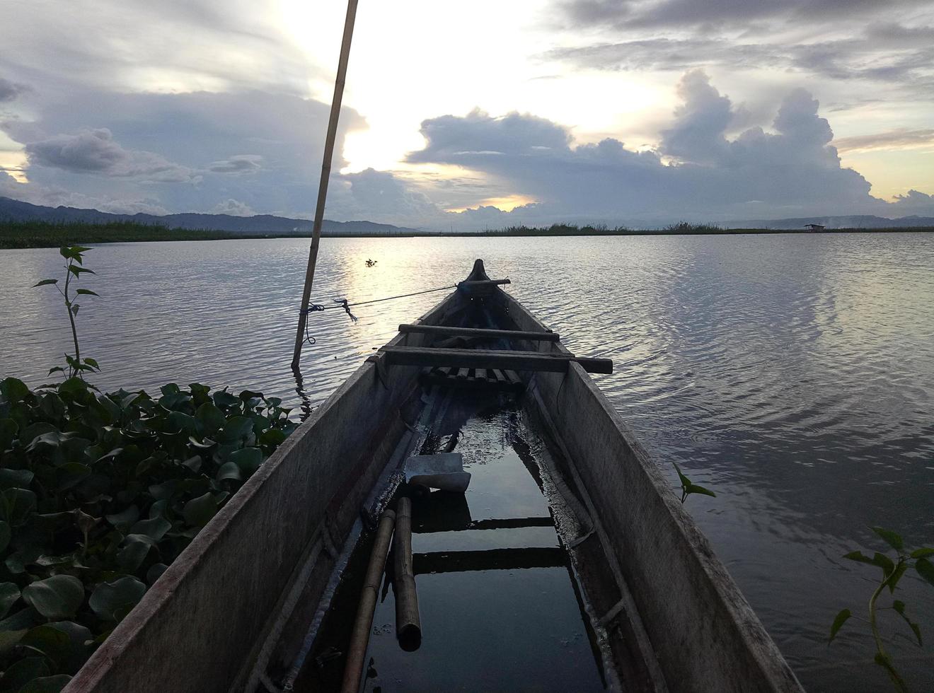 una tradizionale barca da pesca ancorata sulla riva del lago limboto, gorontalo. foto