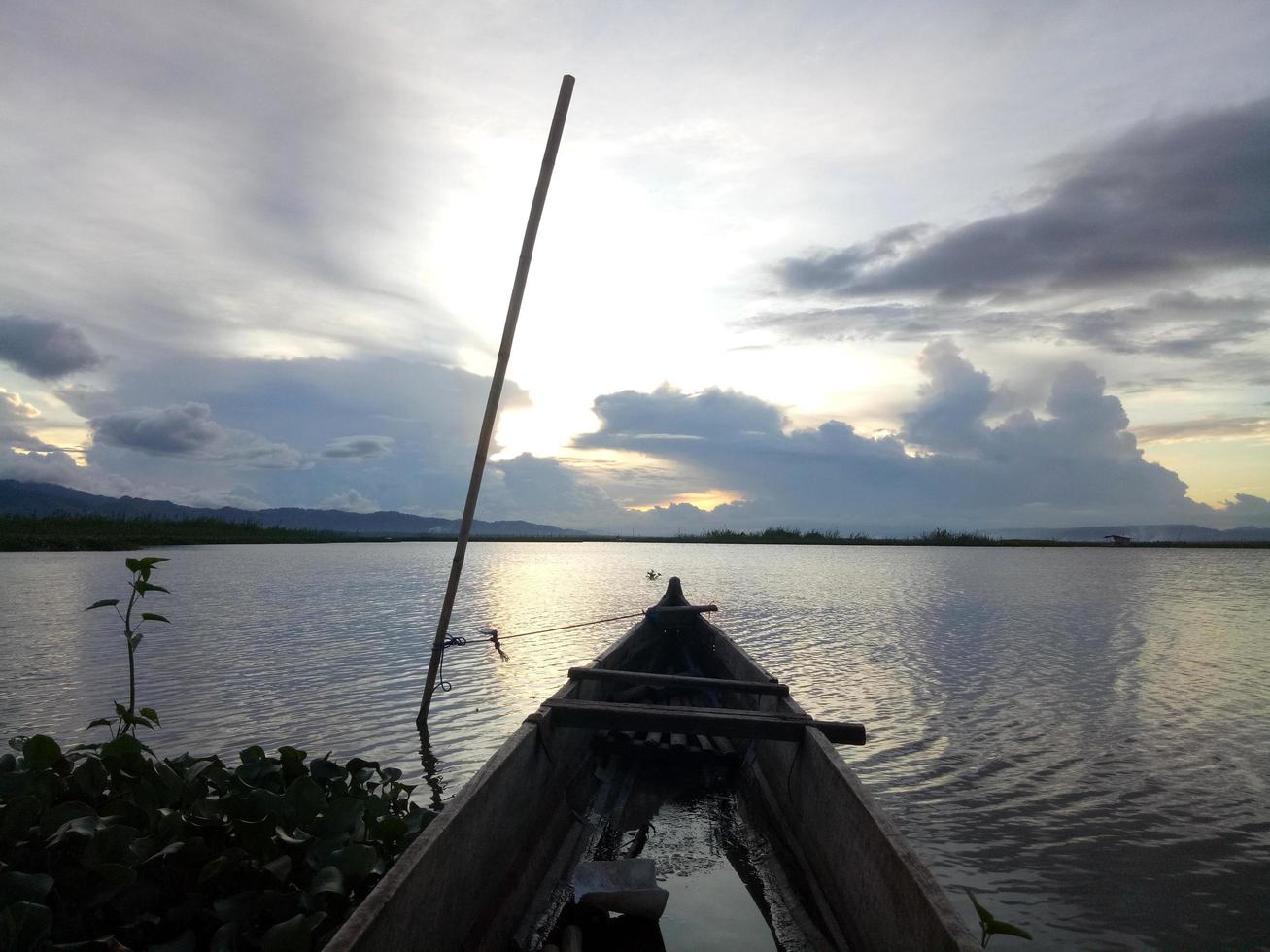 una tradizionale barca da pesca ancorata sulla riva del lago limboto, gorontalo. foto