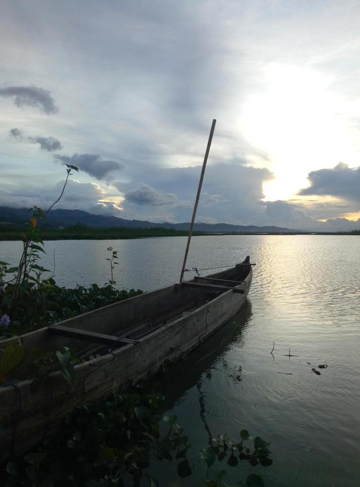 una tradizionale barca da pesca ancorata sulla riva del lago limboto, gorontalo. foto