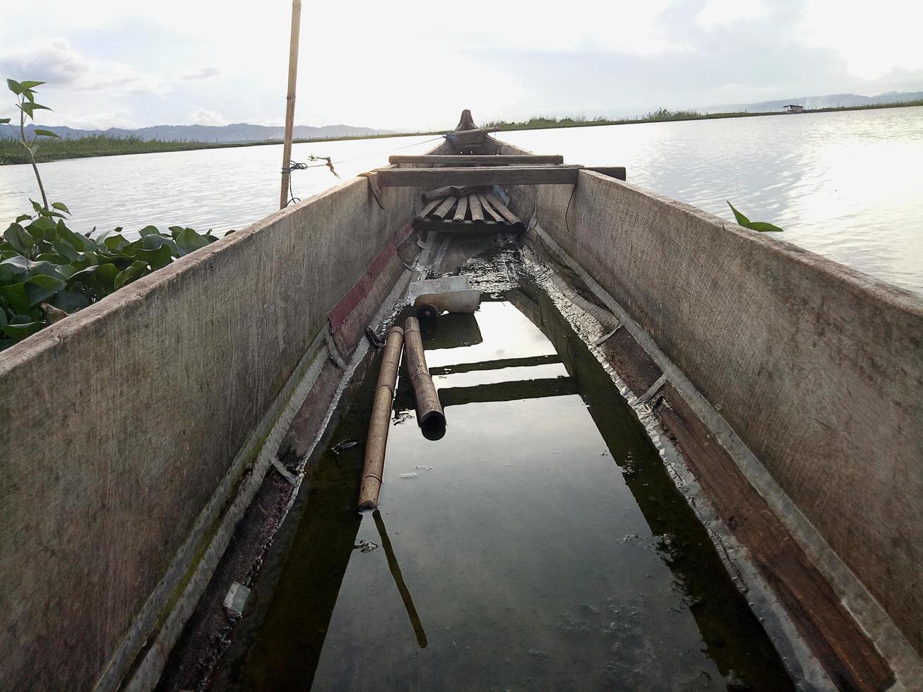 una tradizionale barca da pesca ancorata sulla riva del lago limboto, gorontalo. foto