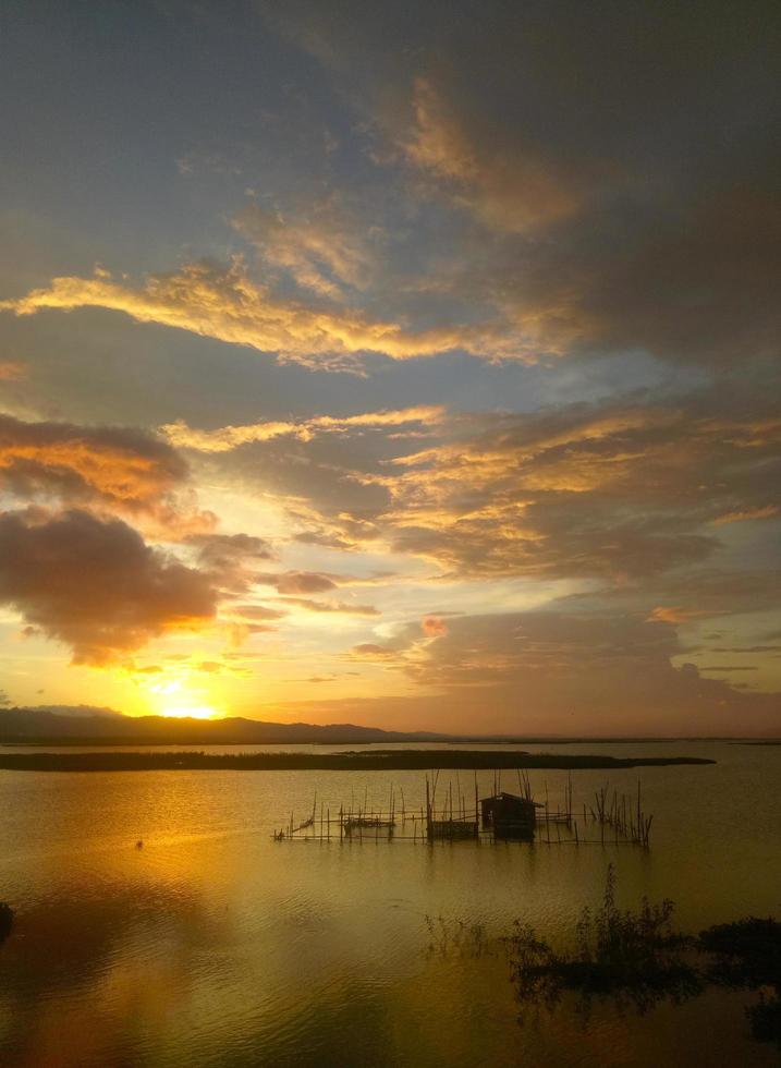 una vista lago limboto nel pomeriggio. tramonto sul lago limboto, indonesia foto