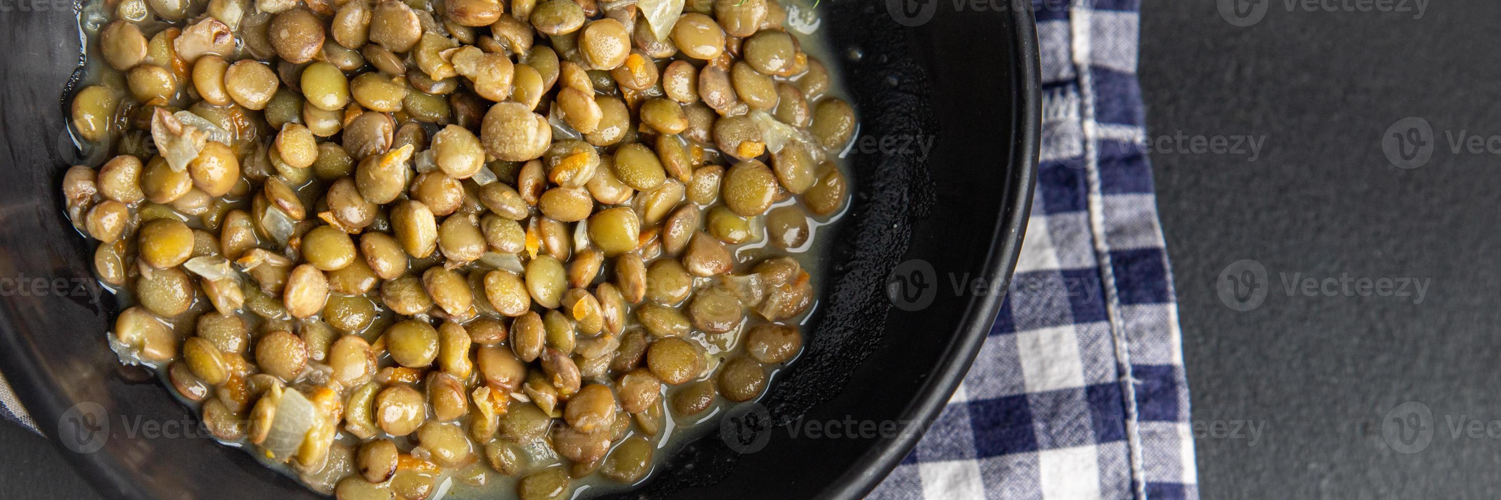 lenticchie verdi verdure in umido pasto sano vegetariano senza carne foto