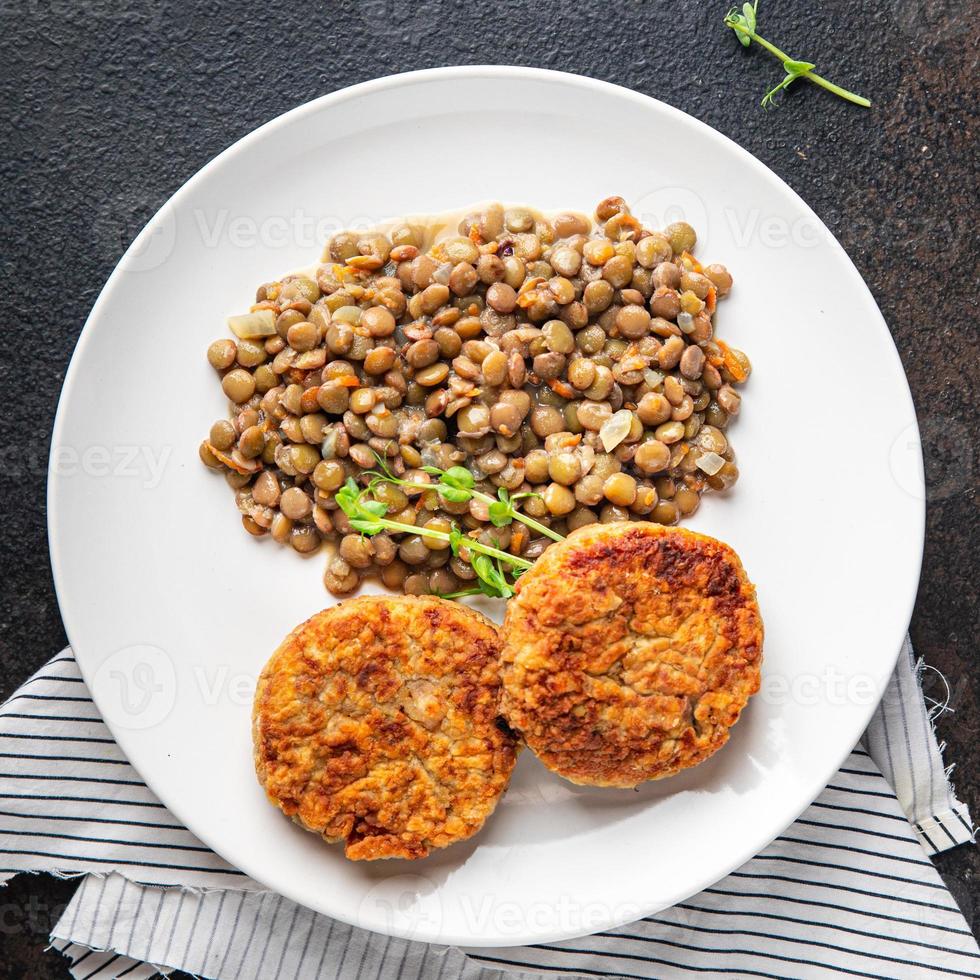 cotoletta di carote lenticchie per guarnire cibo vegano o vegetariano foto