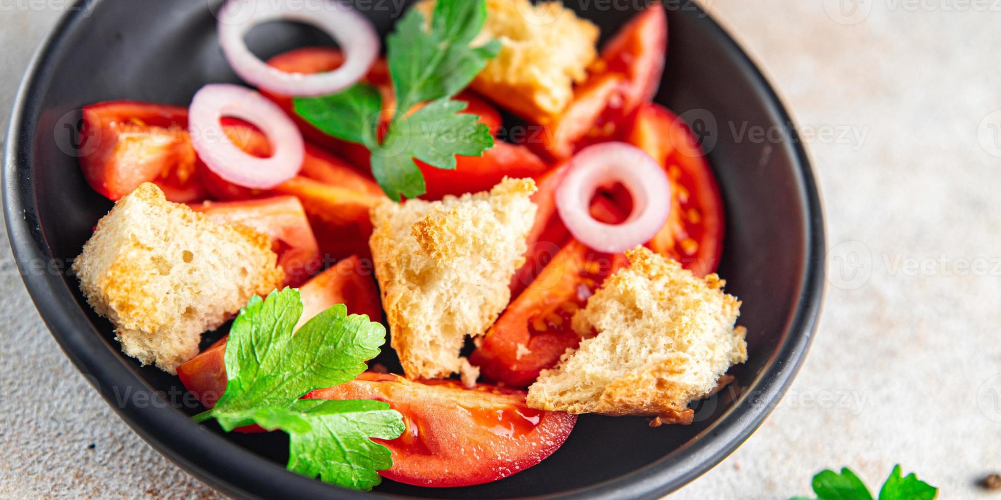 insalata di panzanella pane secco, pomodoro cibo vegetariano foto