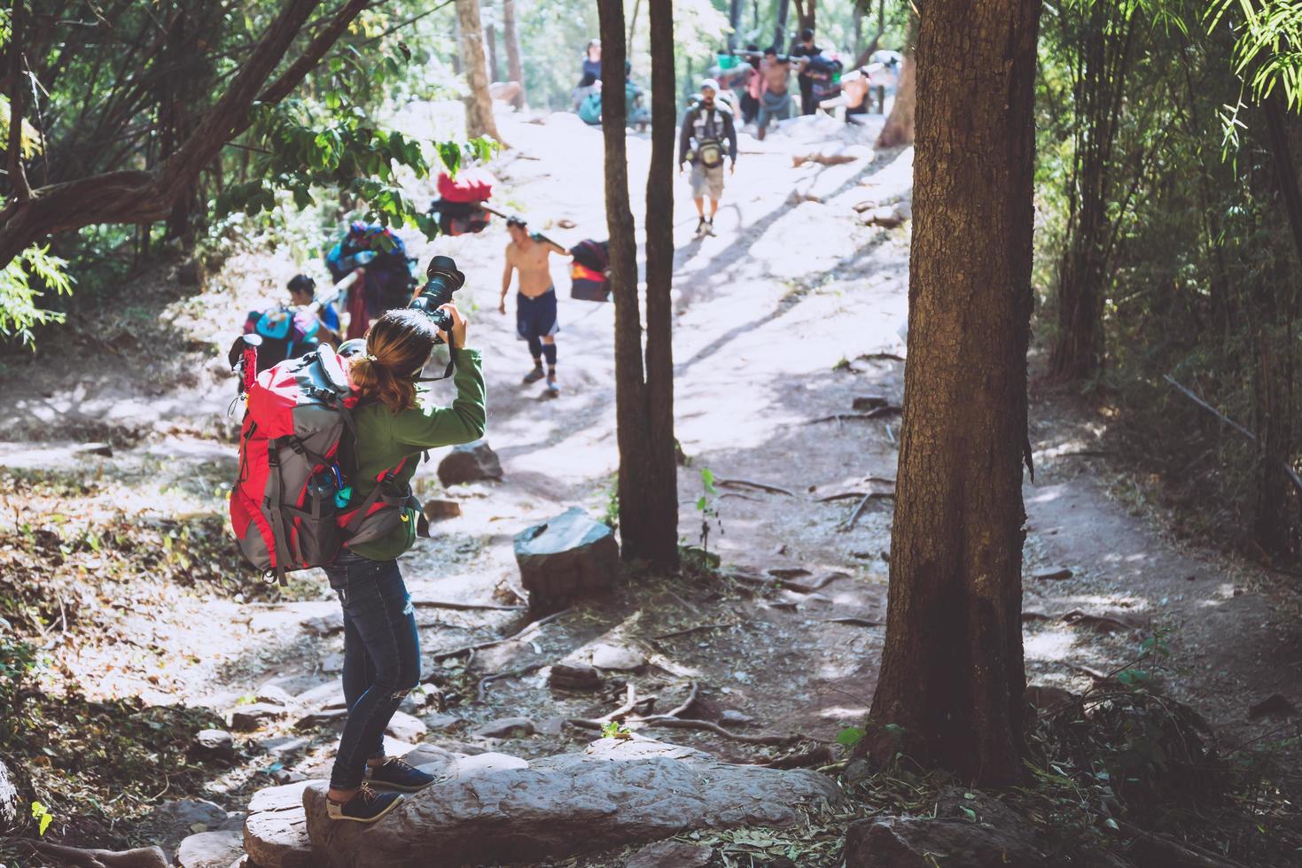 natura di viaggio donna asiatica. viaggiare rilassati. turisti della fotografia. viaggiare su per la montagna foto