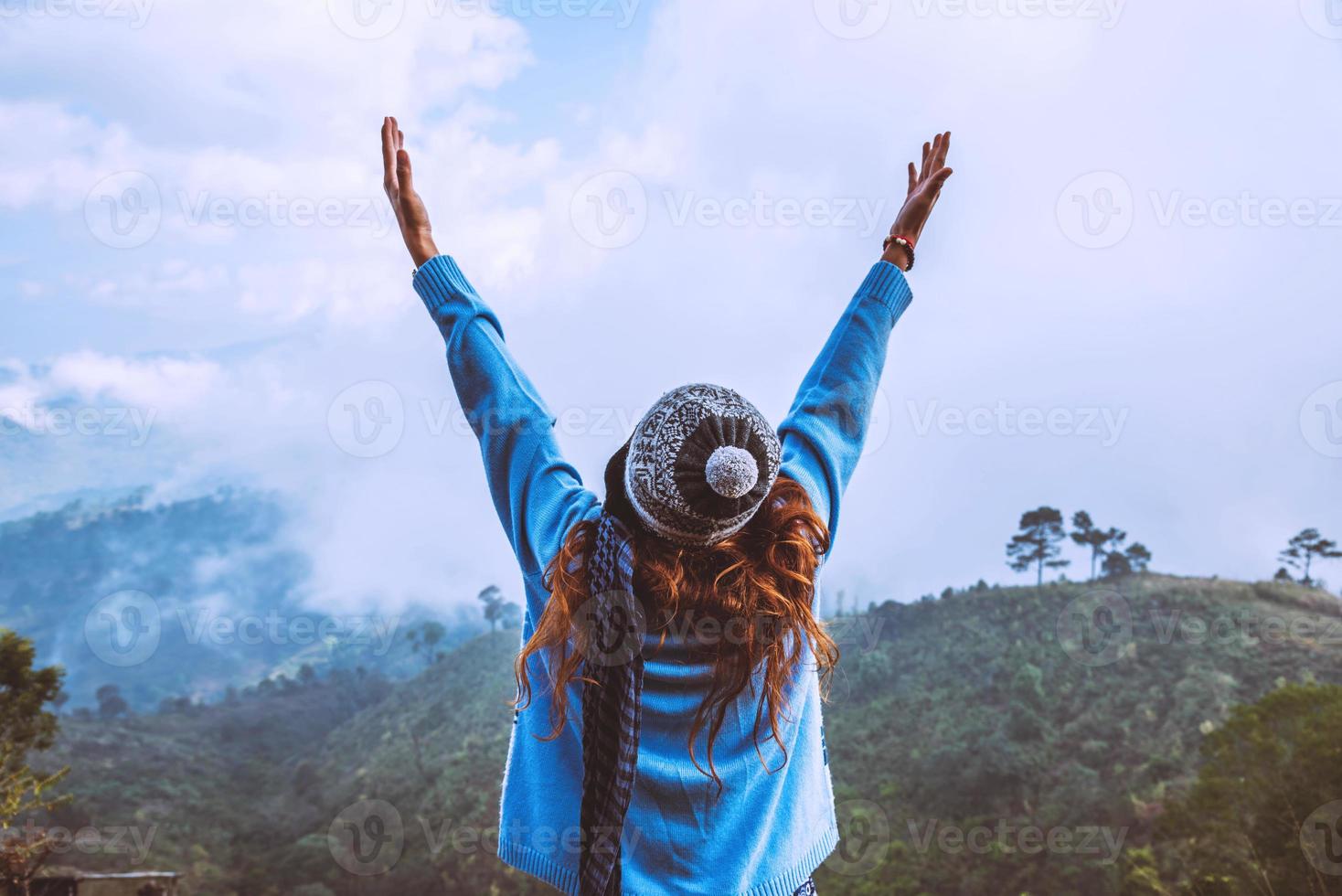 le donne asiatiche viaggiano rilassarsi in campeggio durante le vacanze. sulla montagna.thailandia foto