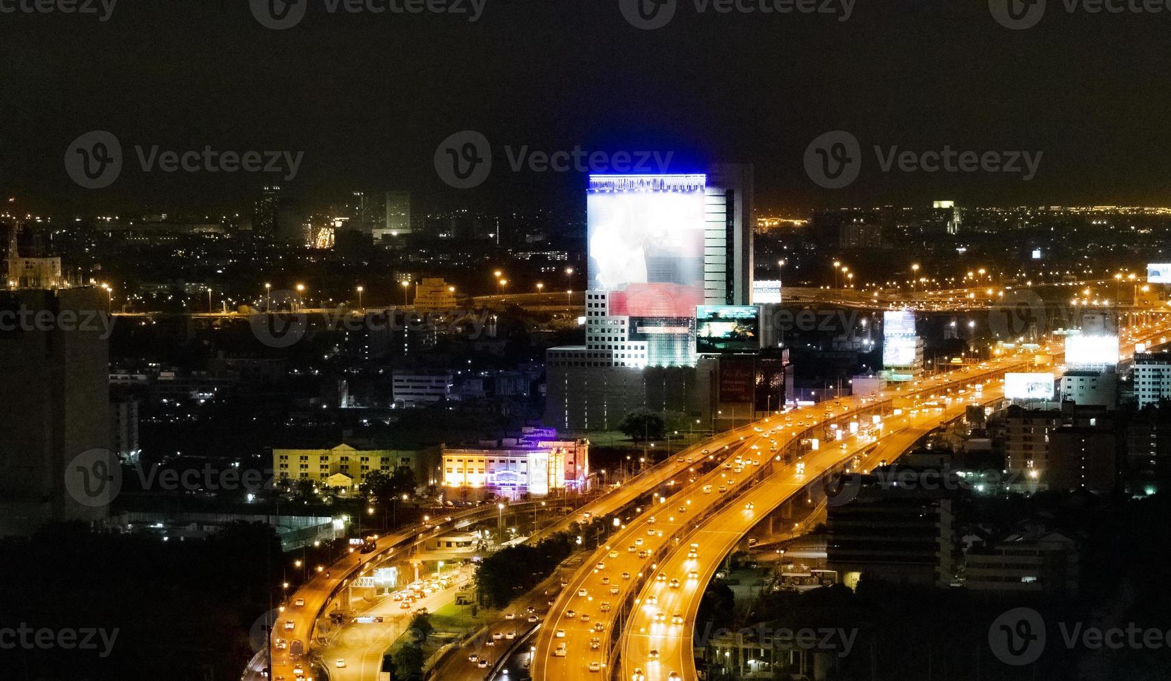 panorama della città bangkok di notte. grattacielo paesaggio urbano capitale della thailandia. foto