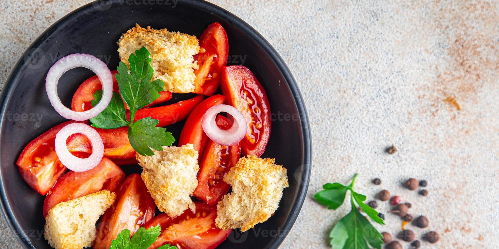 insalata di panzanella pane secco, pomodoro cibo vegetariano foto