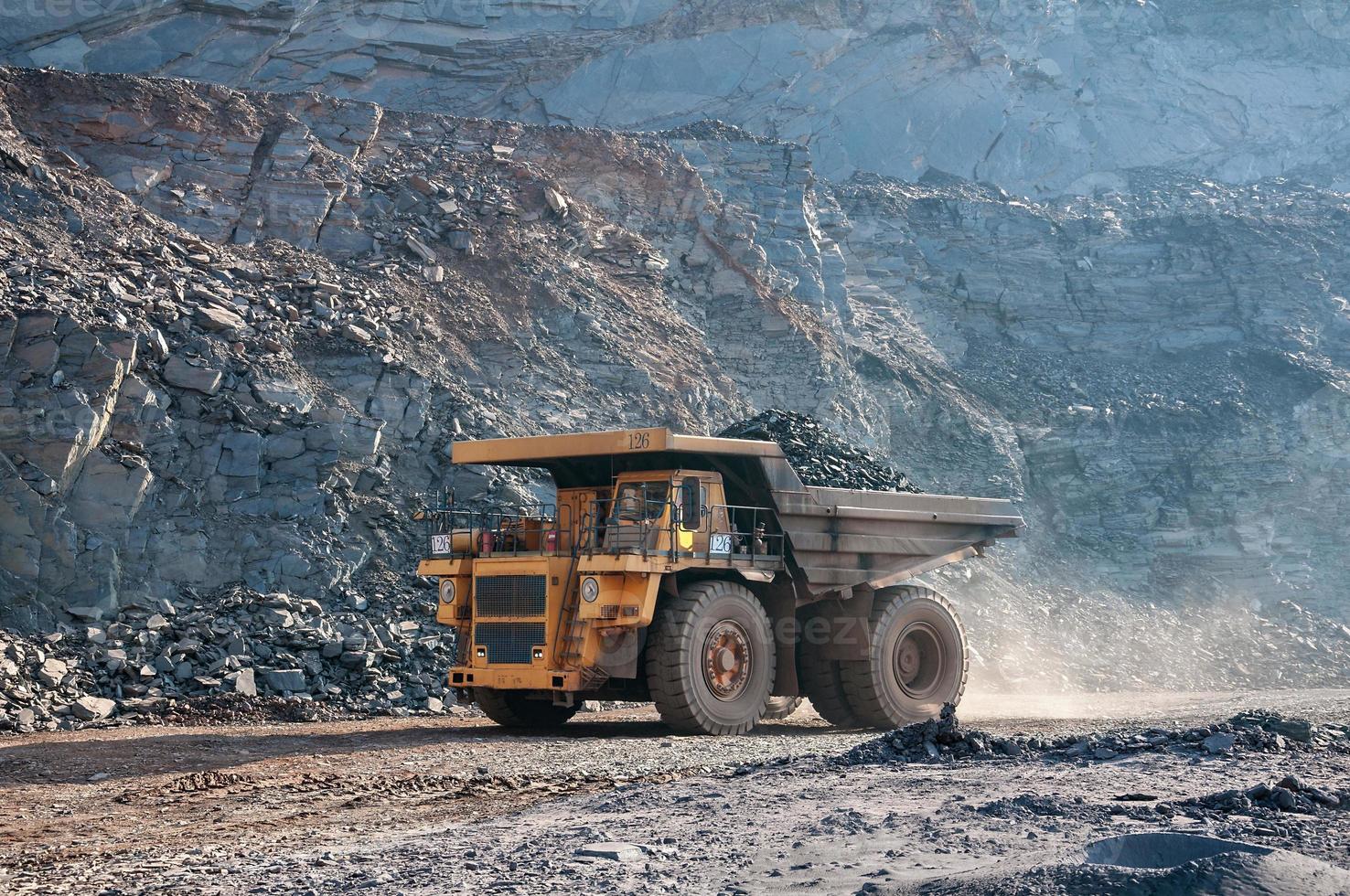 I dumper da miniera a cielo aperto guidano da soli l'area industriale della cava di minerale di ferro foto