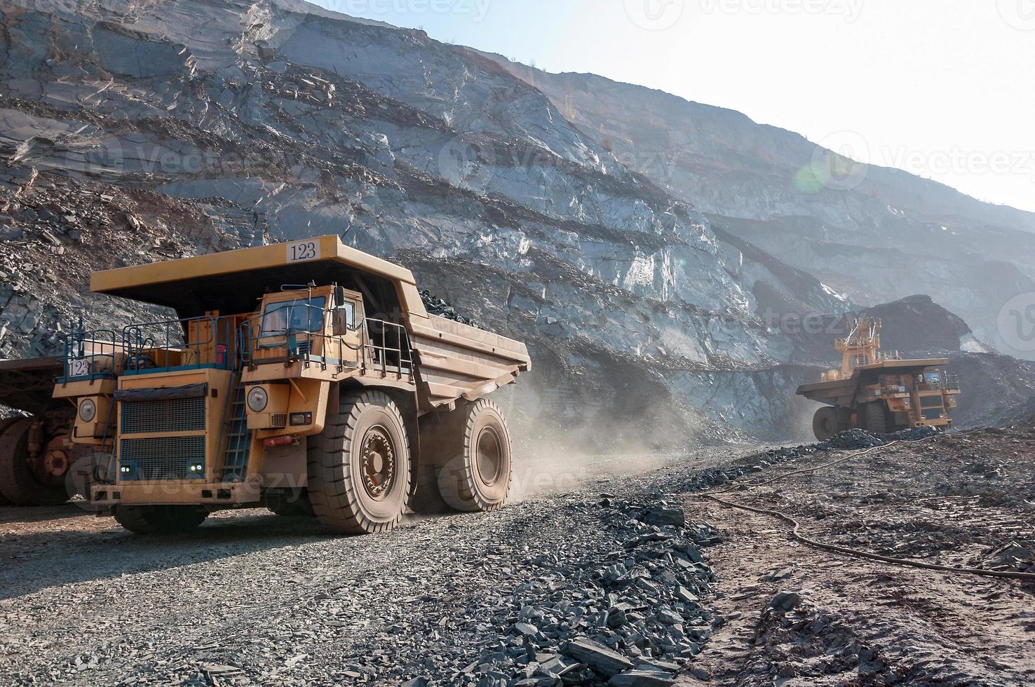 I dumper da miniera a cielo aperto guidano da soli l'area industriale della cava di minerale di ferro foto