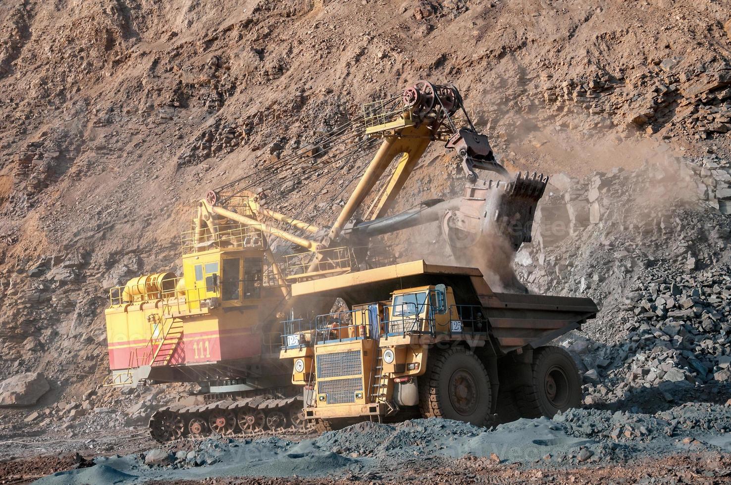 I dumper da miniera a cielo aperto guidano da soli l'area industriale della cava di minerale di ferro foto