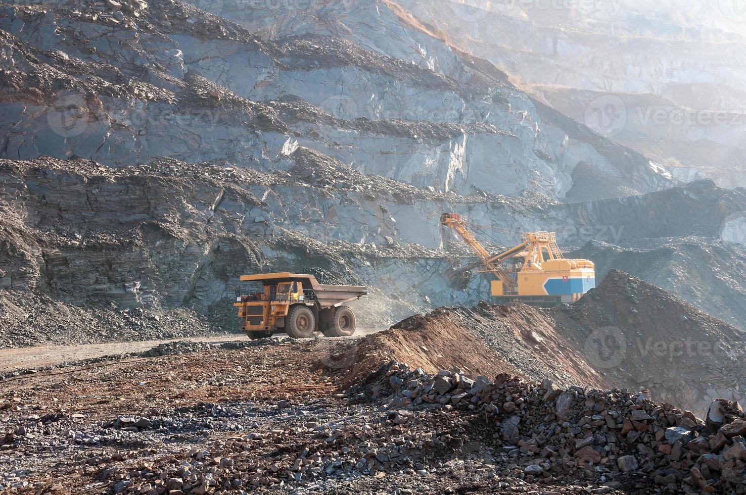 I dumper da miniera a cielo aperto guidano da soli l'area industriale della cava di minerale di ferro foto