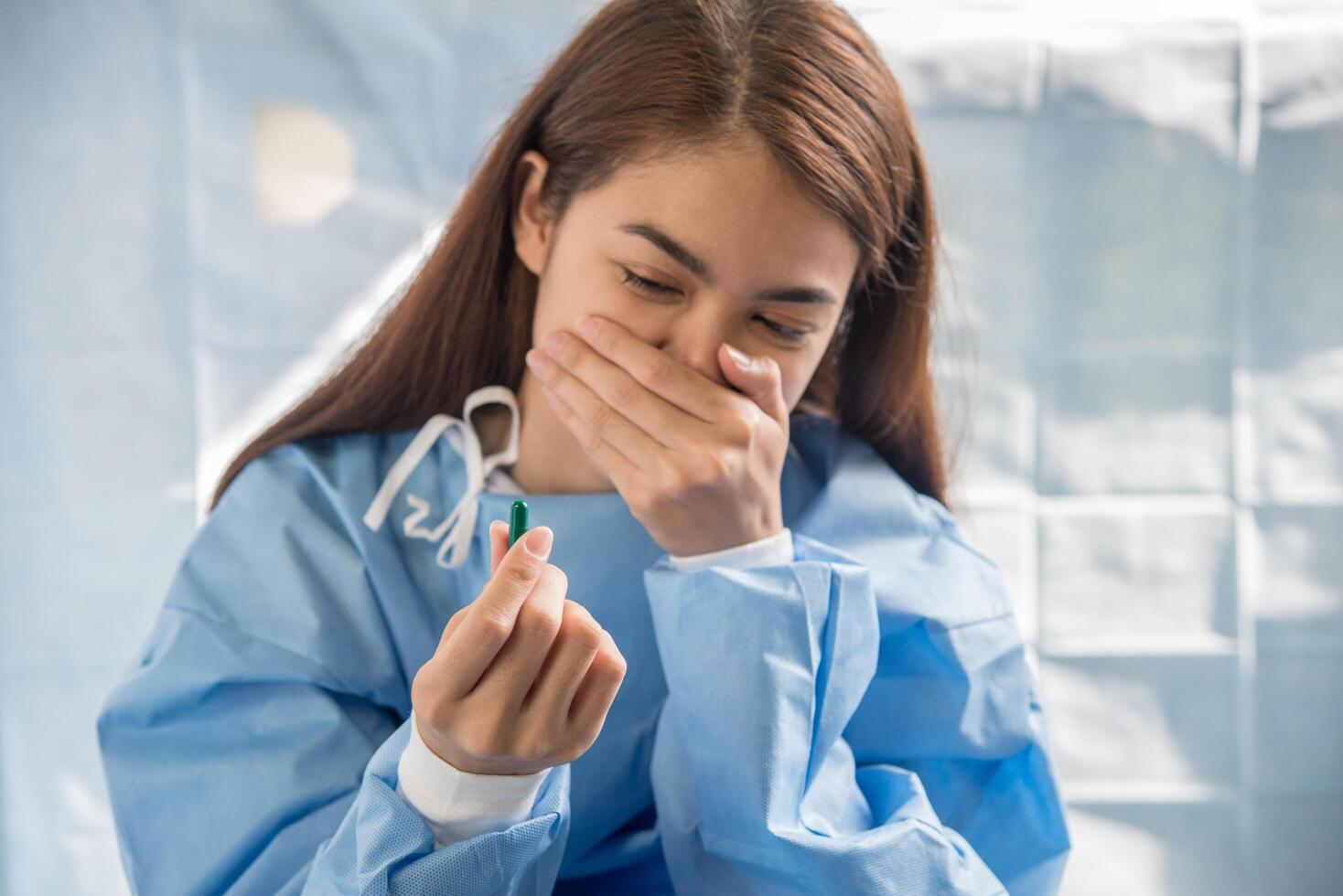 la mano della donna che tiene una pillola prende la medicina secondo l'ordine del medico foto