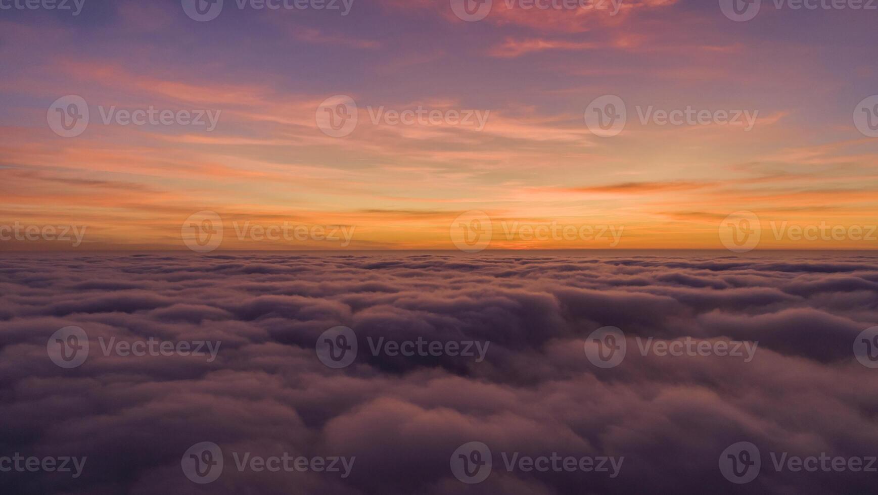 cielo arancione e cielo di nuvole grigie panorama spettacolare montagna e cielo drammatico sfondo dell'alba e bellissima alba colorata sulla montagna foto