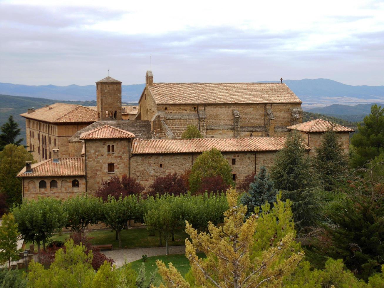 il monastero in stile romanico foto