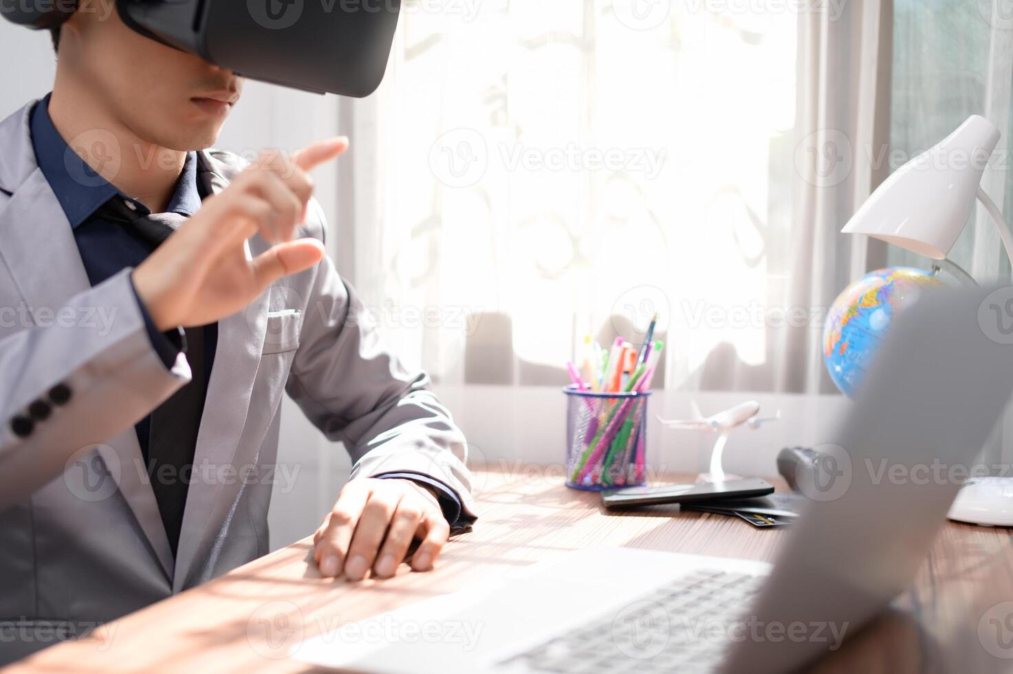 l'uomo d'affari sta usando gli occhiali vr per lavorare. mondo virtuale. foto