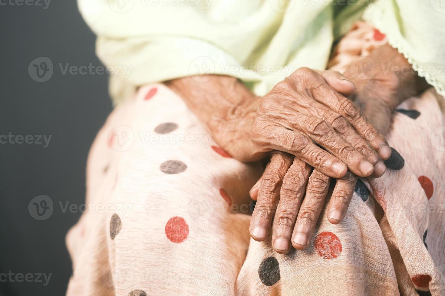 stretta di mano di una persona anziana foto