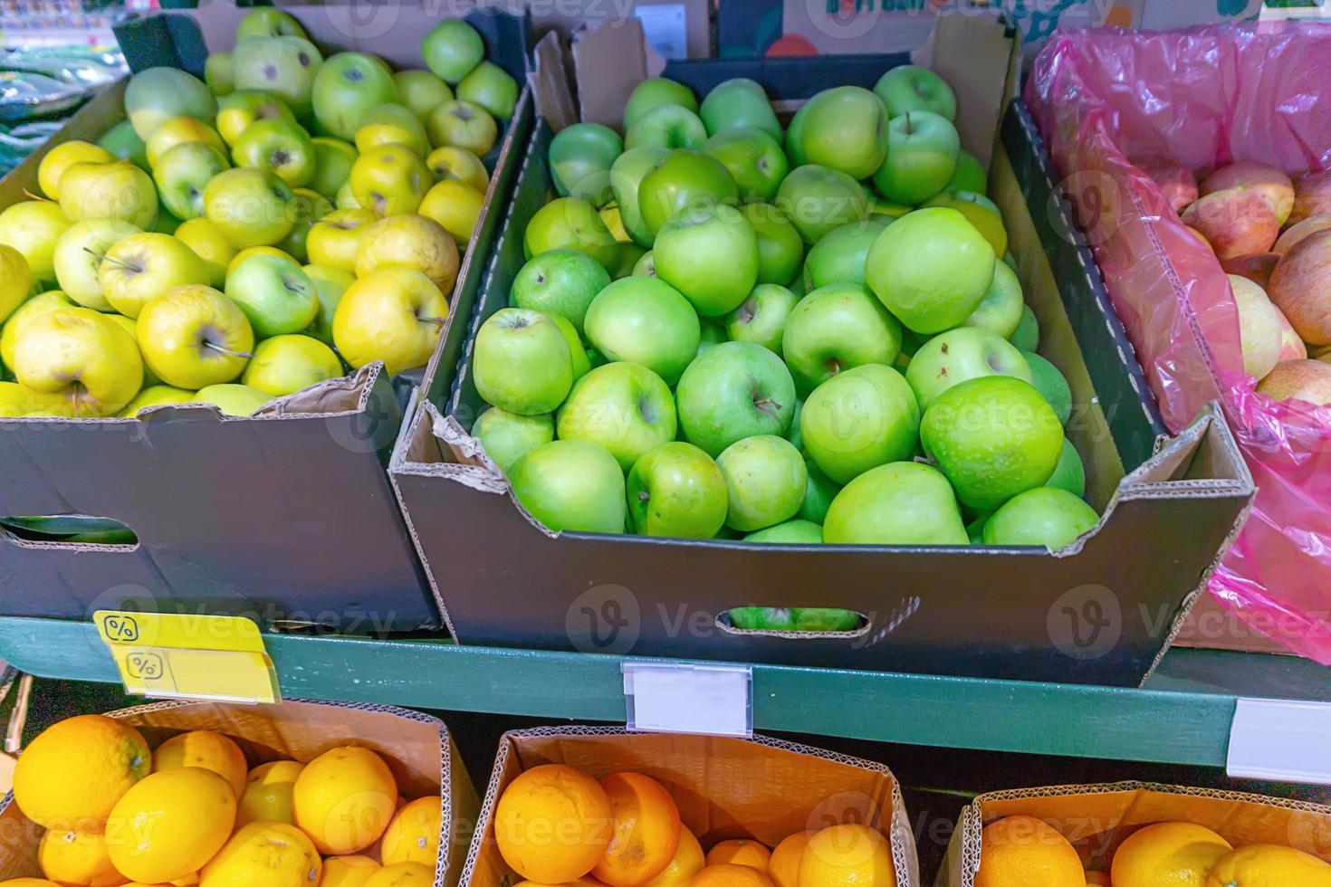 frutta al bancone del mercato, frutta in negozio foto