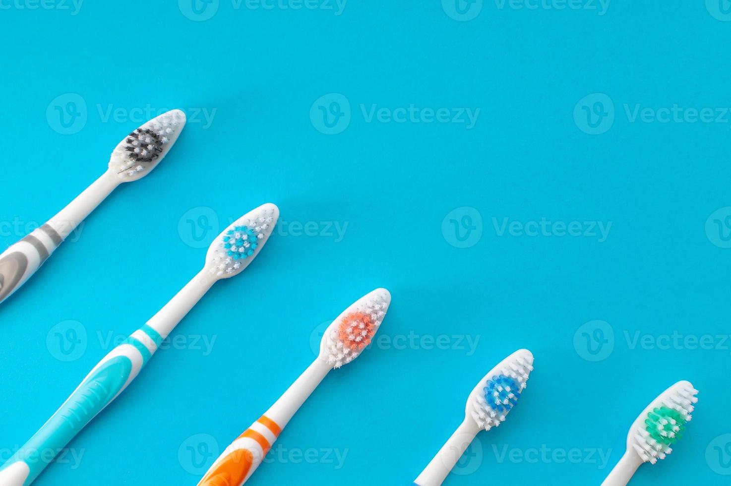 spazzolini da denti multicolori su sfondo blu. la vista dall'alto. avvicinamento. foto