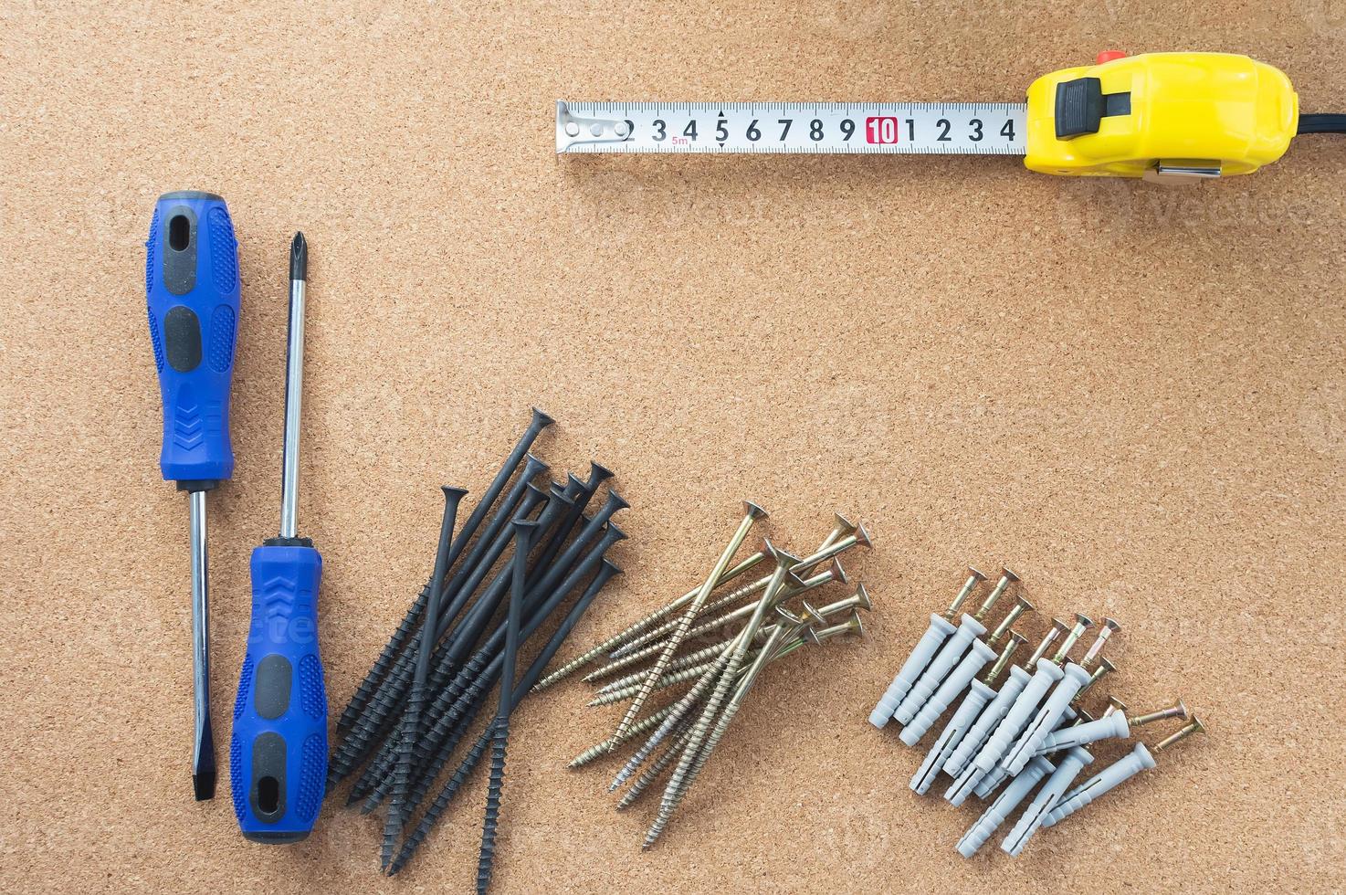 lavoro degli uomini. gli strumenti di riparazione sono sul tavolo. il concetto di lavoro domestico, officina. foto