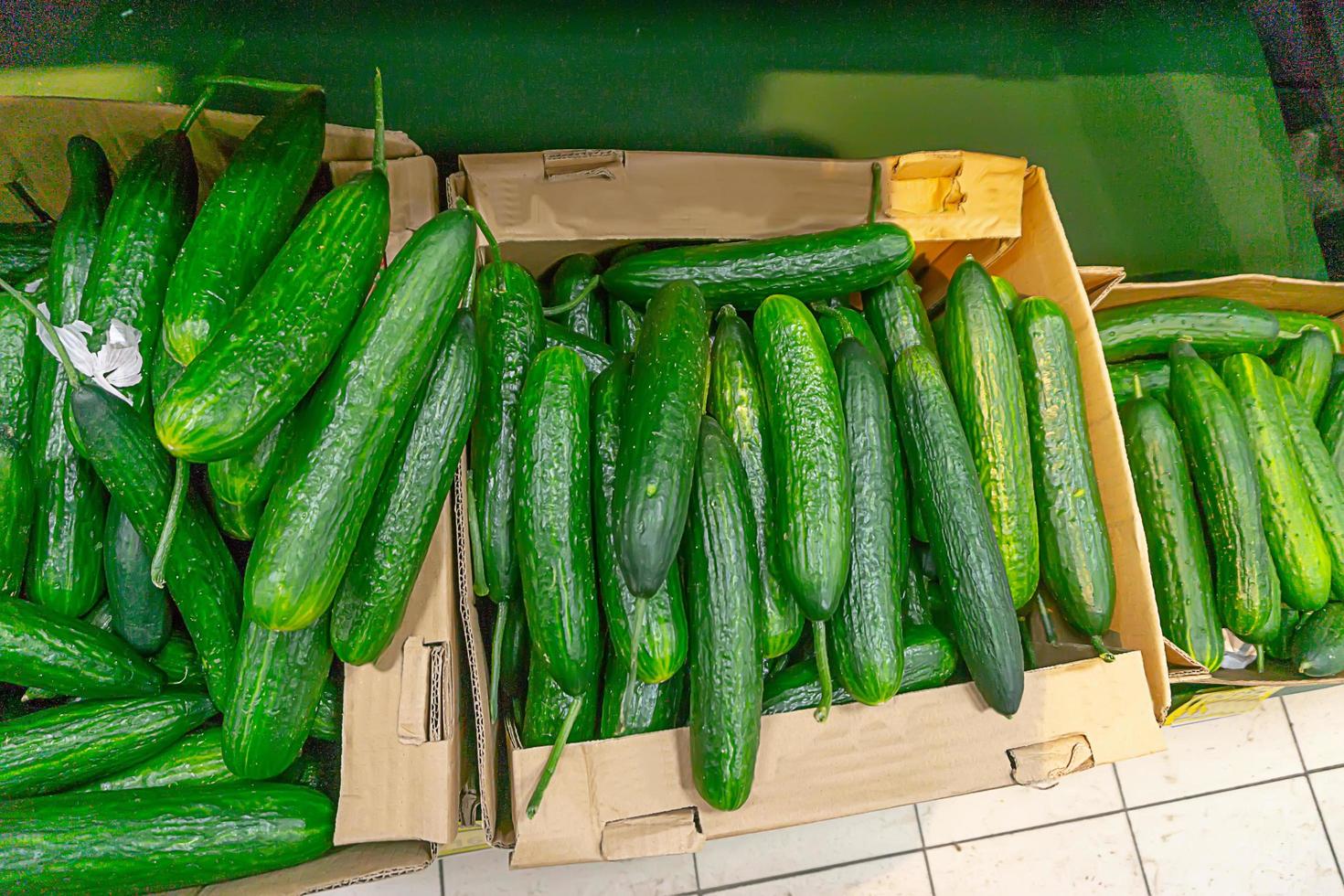 verdure su un bancone al mercato, verdure in negozio foto