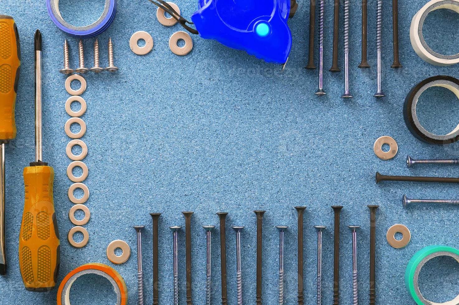 lavoro degli uomini. gli strumenti di riparazione sono sul tavolo. il concetto di lavoro domestico, officina. foto