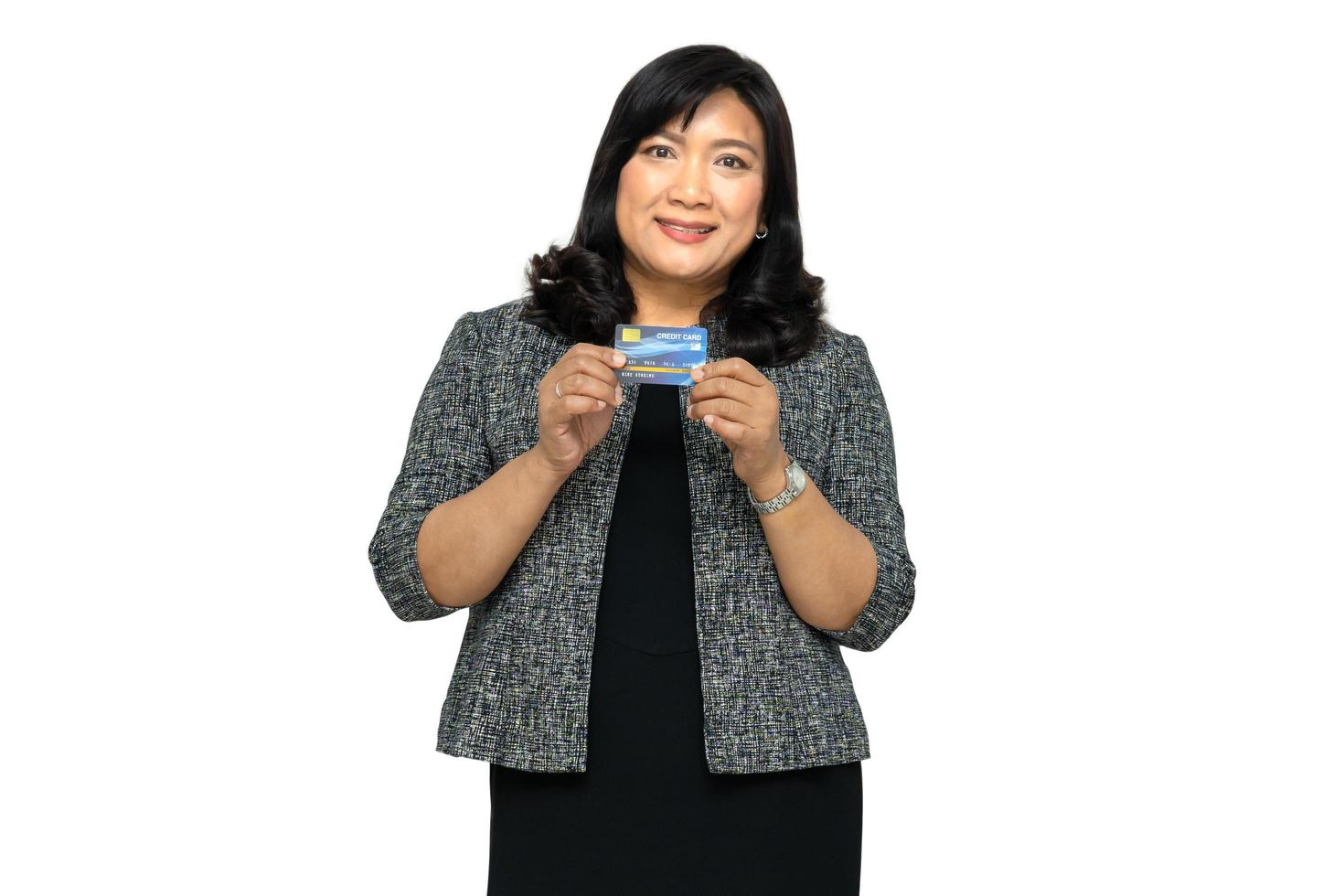 donna asiatica di affari che tiene la carta di credito isolata su fondo bianco con il percorso di residuo della potatura meccanica. foto