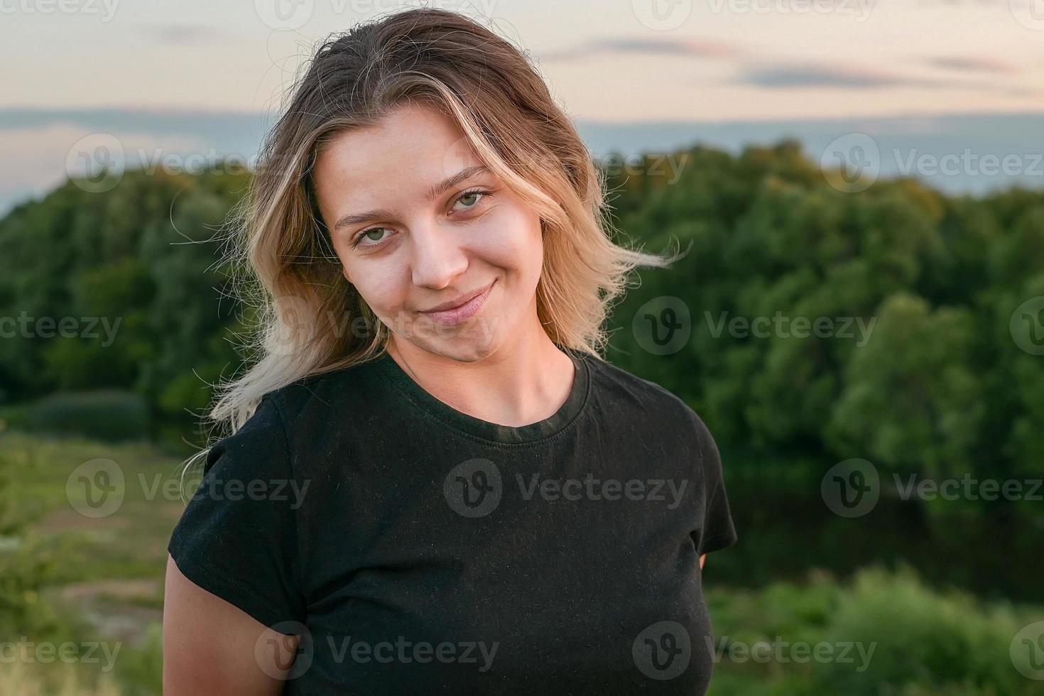 ritratto di una bella ragazza europea con i capelli sciolti sullo sfondo della natura foto