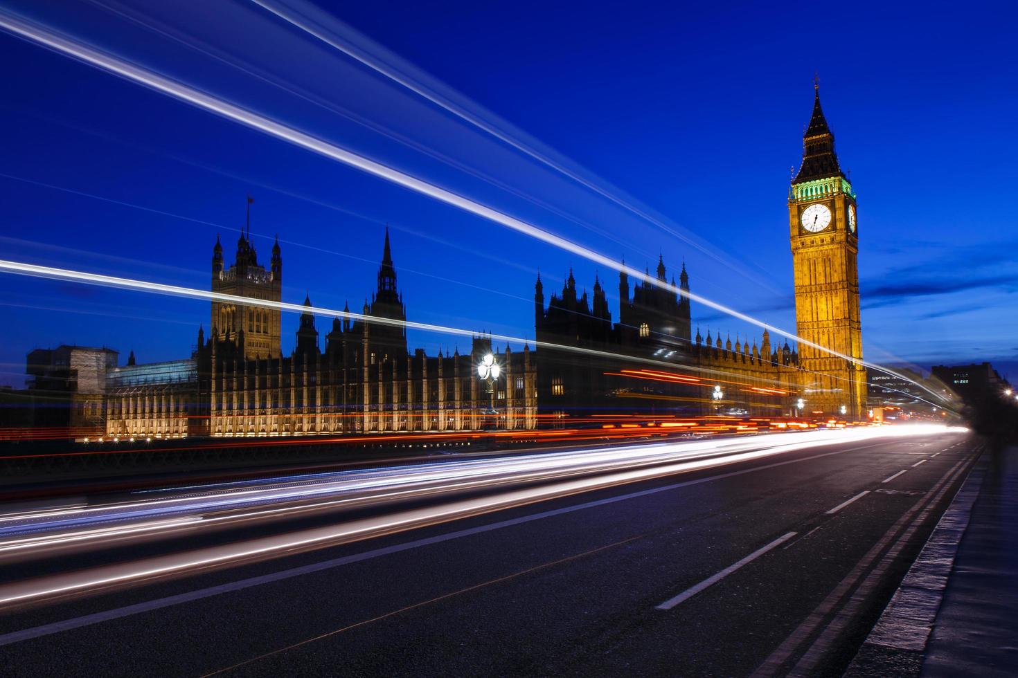 il palazzo di westminster con la torre elisabetta di notte, big ben uk foto