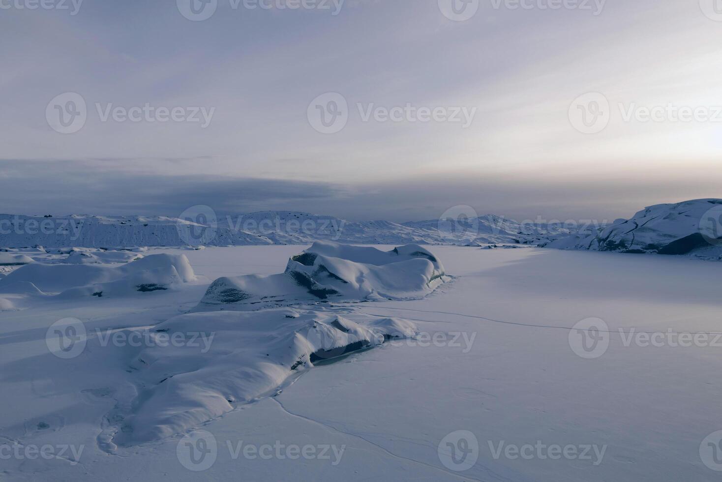 neve bianca nella costruzione di un bellissimo ambiente invernale di mare con un grande cielo blu nelle colline della superficie del cielo. foto