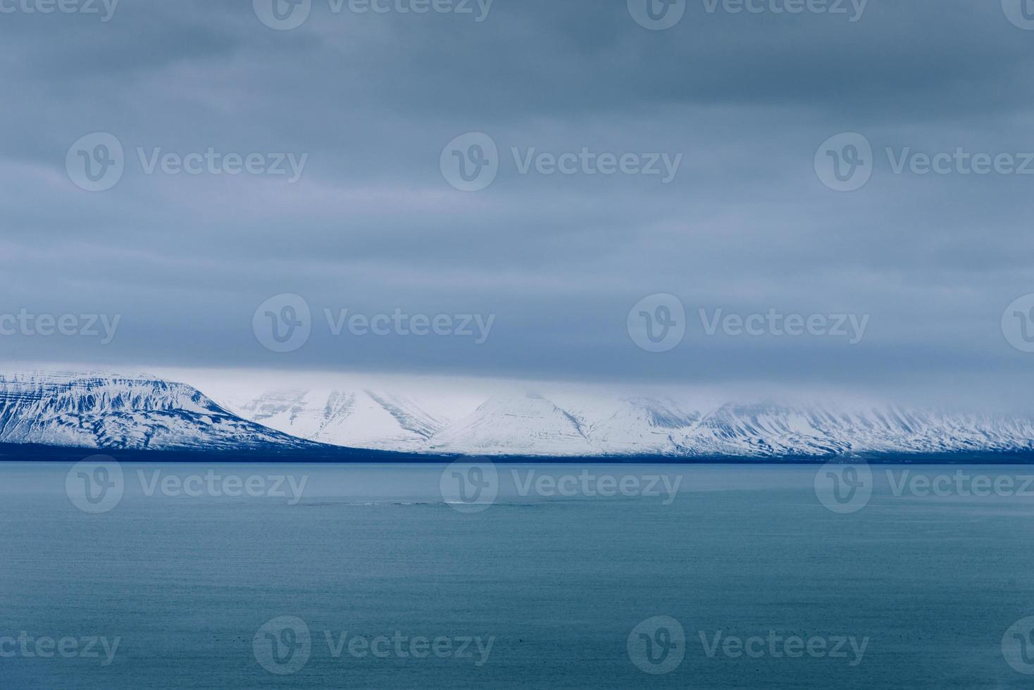 bellissimo ambiente invernale di mare con grande cielo blu nelle colline della superficie del cielo. foto