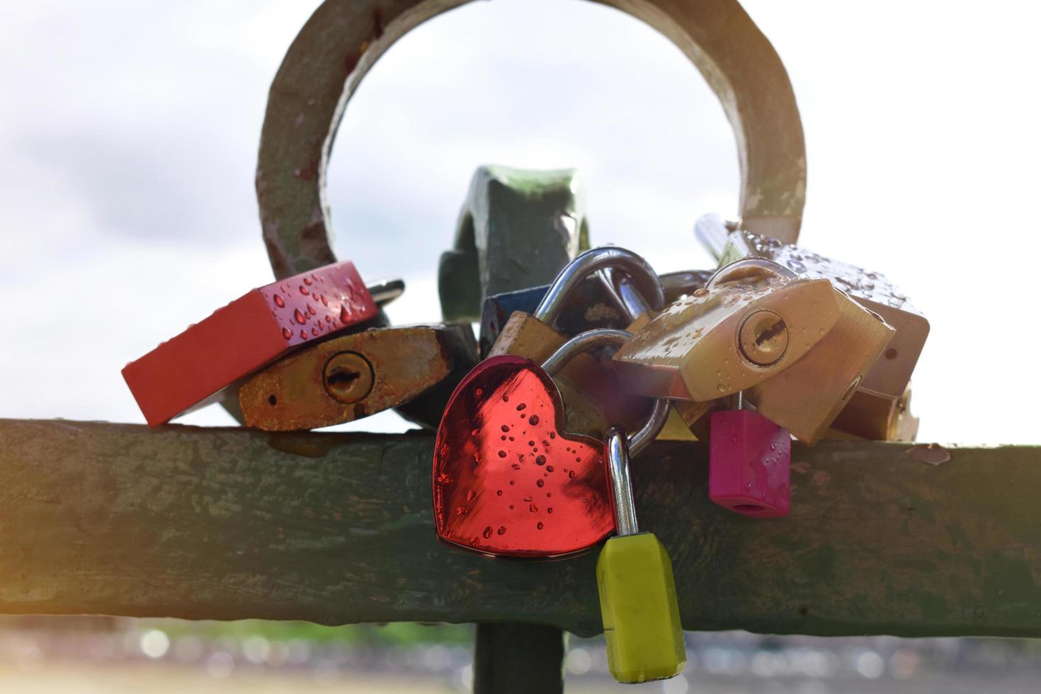 lucchetti d'amore. sfondo astratto per San Valentino. simbolo di amore, unità, solidarietà, romanticismo, matrimonio e coppia innamorata. foto