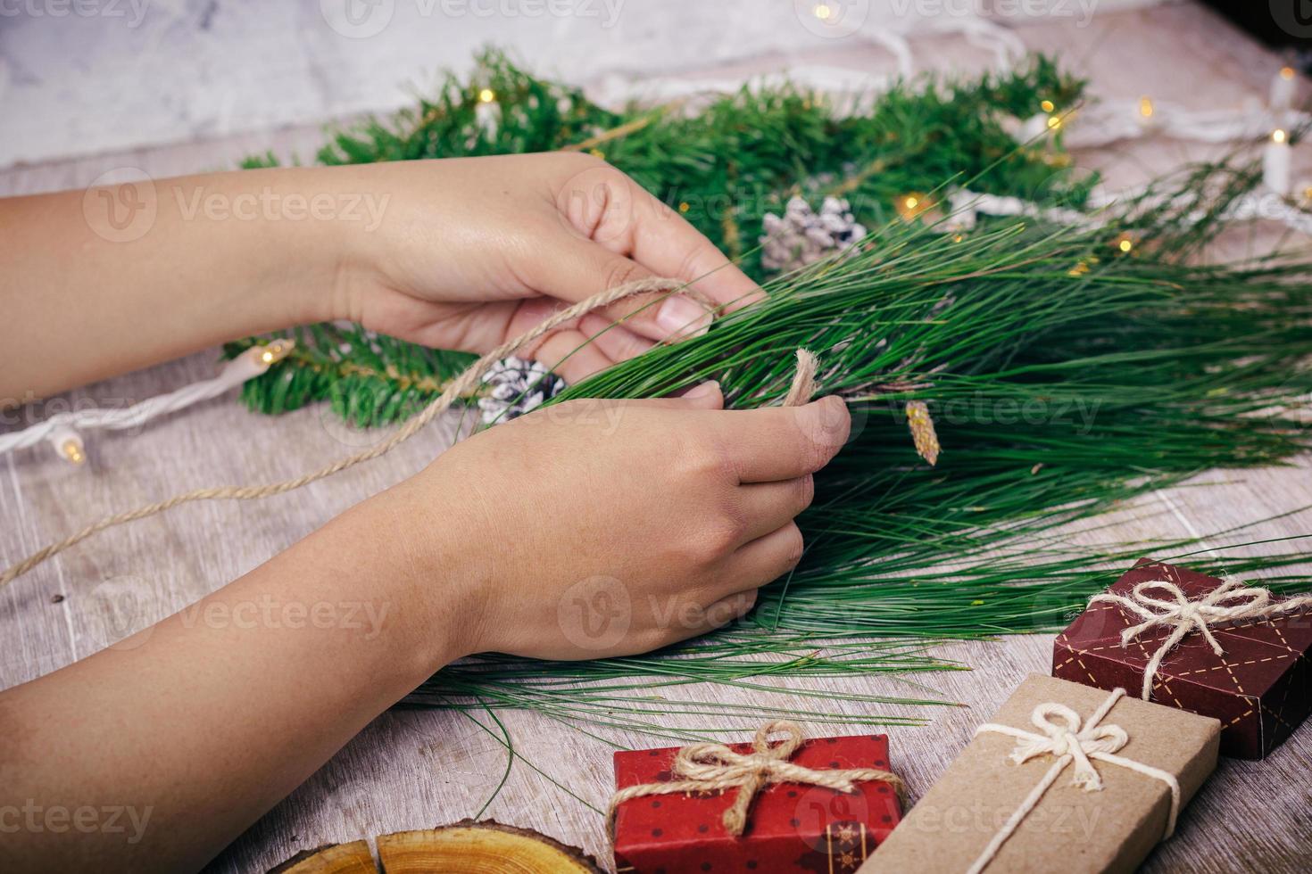 mini regali di natale su fondo in legno dai toni caldi e freddi foto