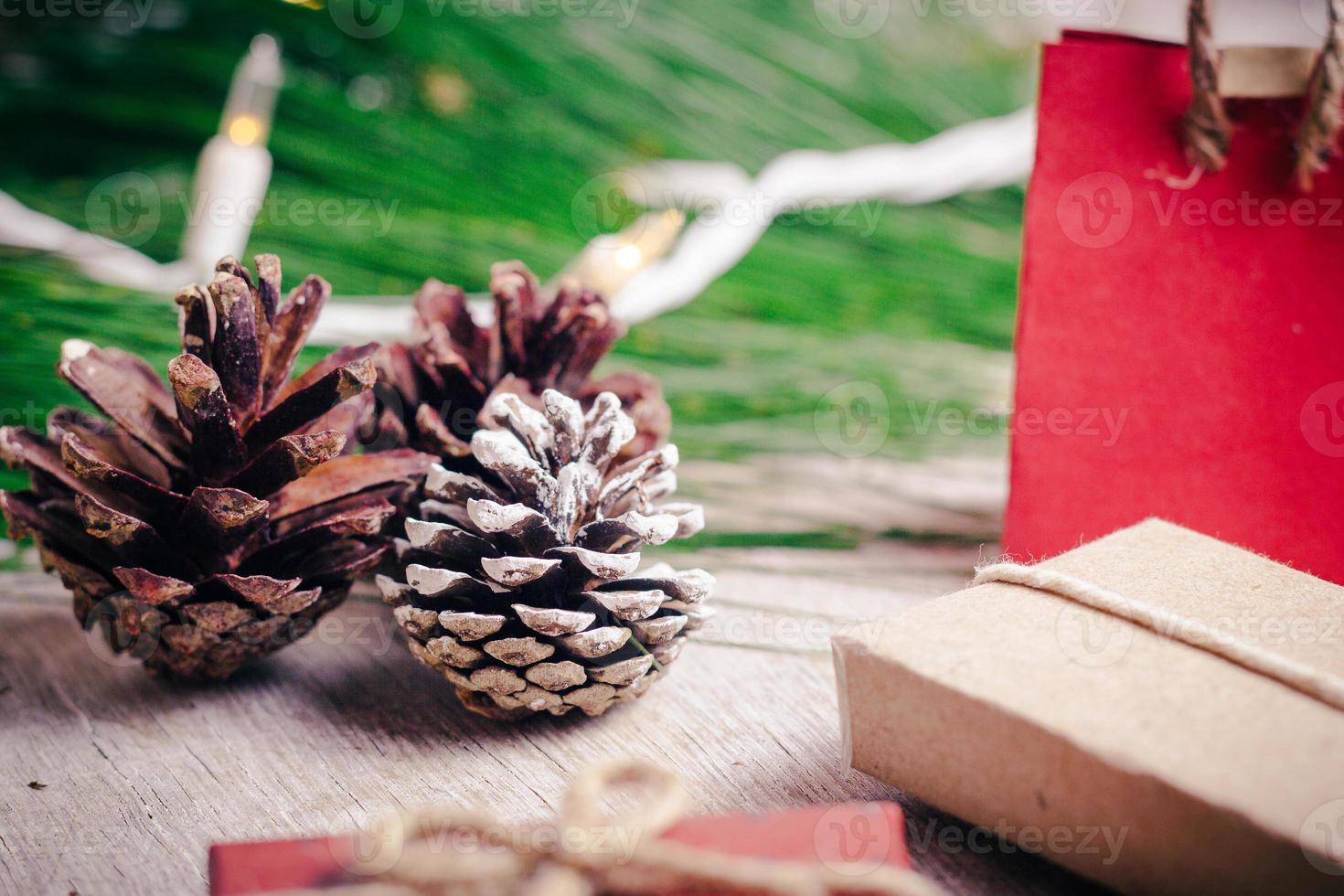 mini regali di natale su fondo in legno dai toni caldi e freddi foto