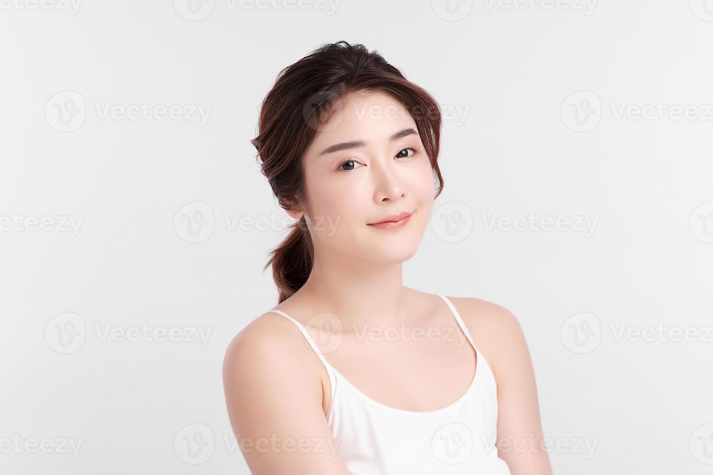 bella giovane donna asiatica con pelle fresca e pulita su sfondo bianco, cura del viso, trattamento viso, cosmetologia, bellezza e spa, ritratto di donne asiatiche. foto