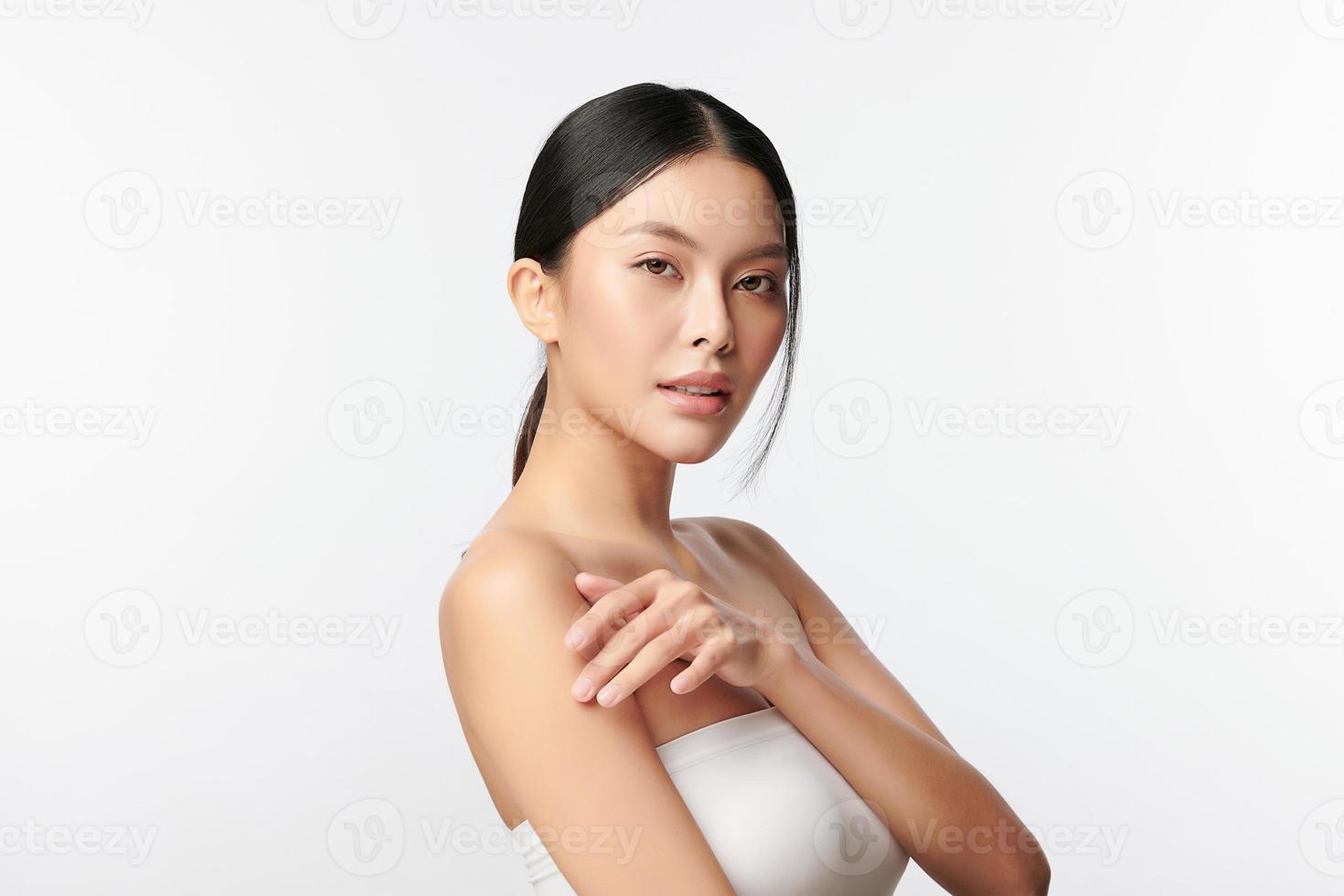 bella giovane donna asiatica con pelle fresca e pulita su sfondo bianco, cura del viso, trattamento viso, cosmetologia, bellezza e spa, ritratto di donne asiatiche. foto